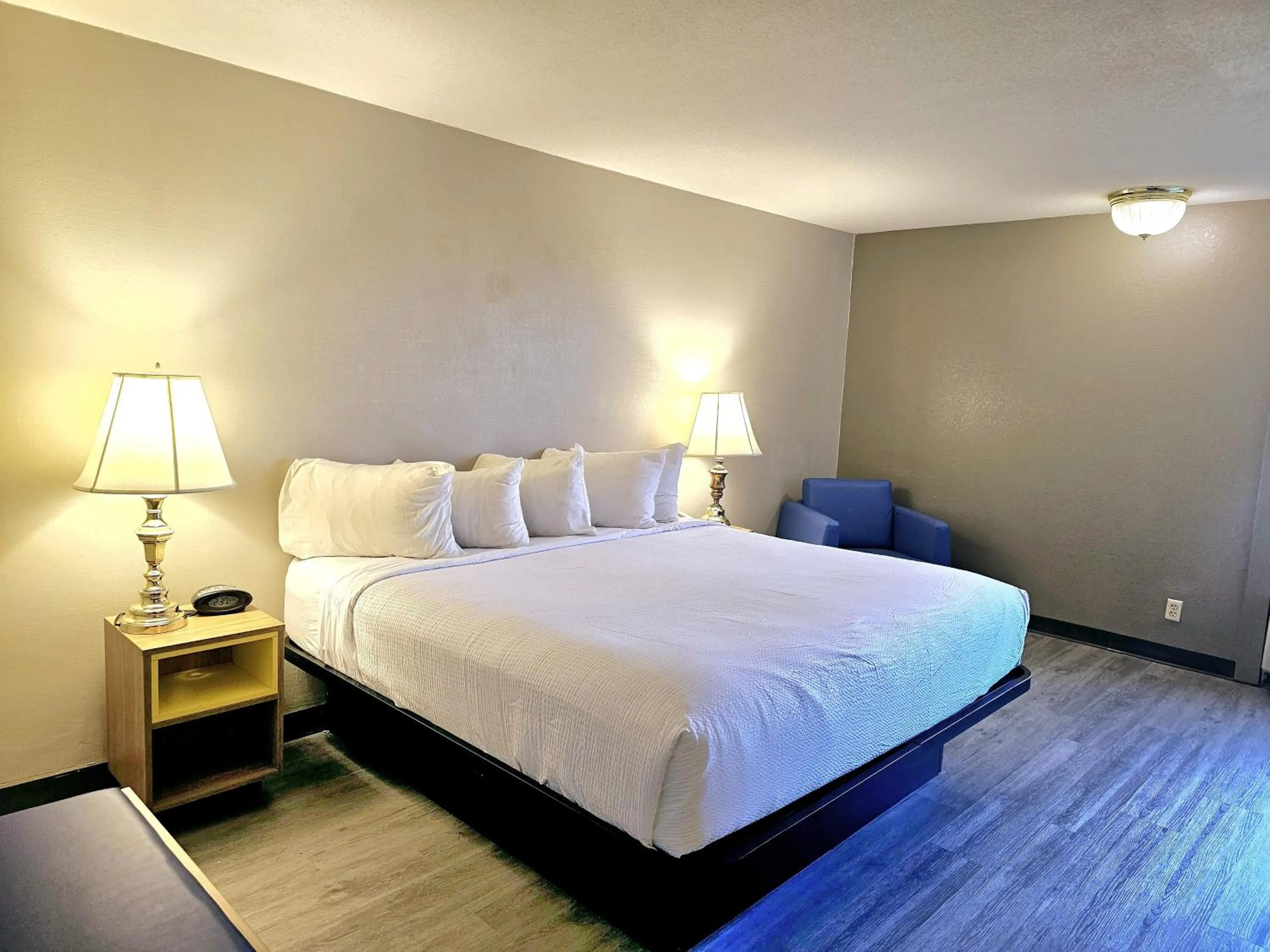 Bed in Days Inn by Wyndham Rolla