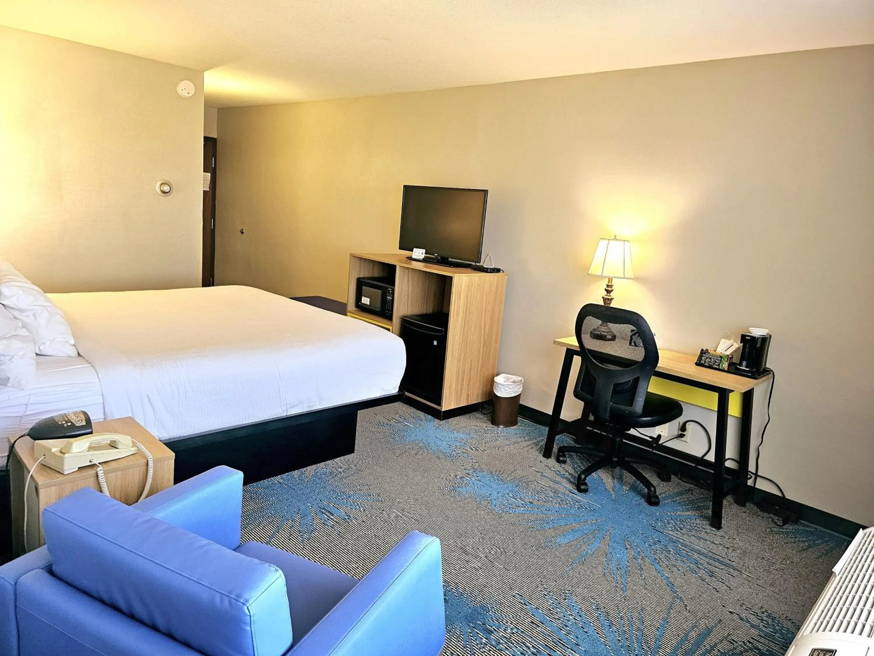 Bed in Days Inn by Wyndham Rolla