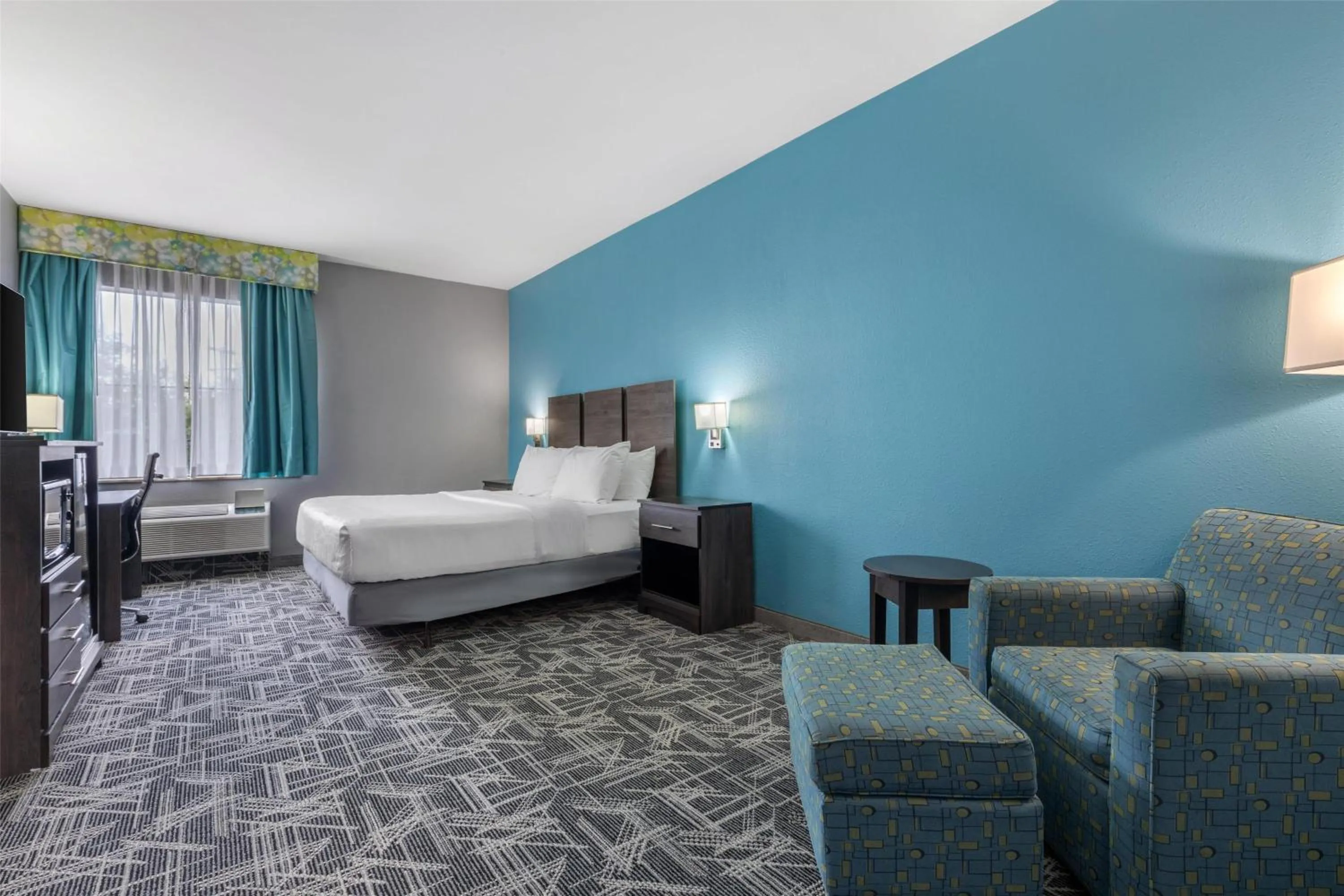 Bedroom, Bed in Best Western Executive Inn