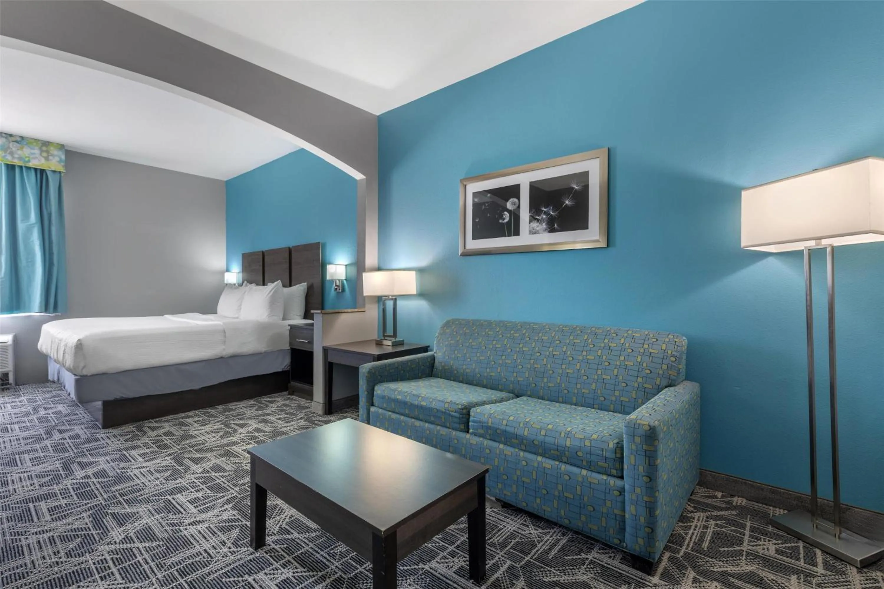 Photo of the whole room, Bed in Best Western Executive Inn