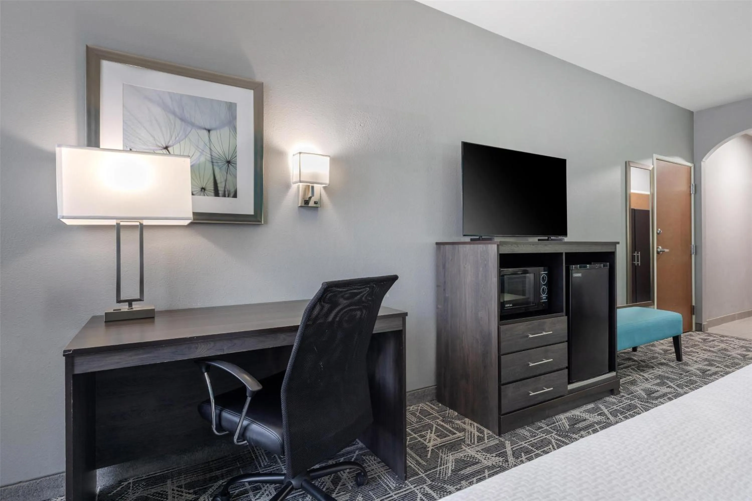 Photo of the whole room, Bed in Best Western Executive Inn