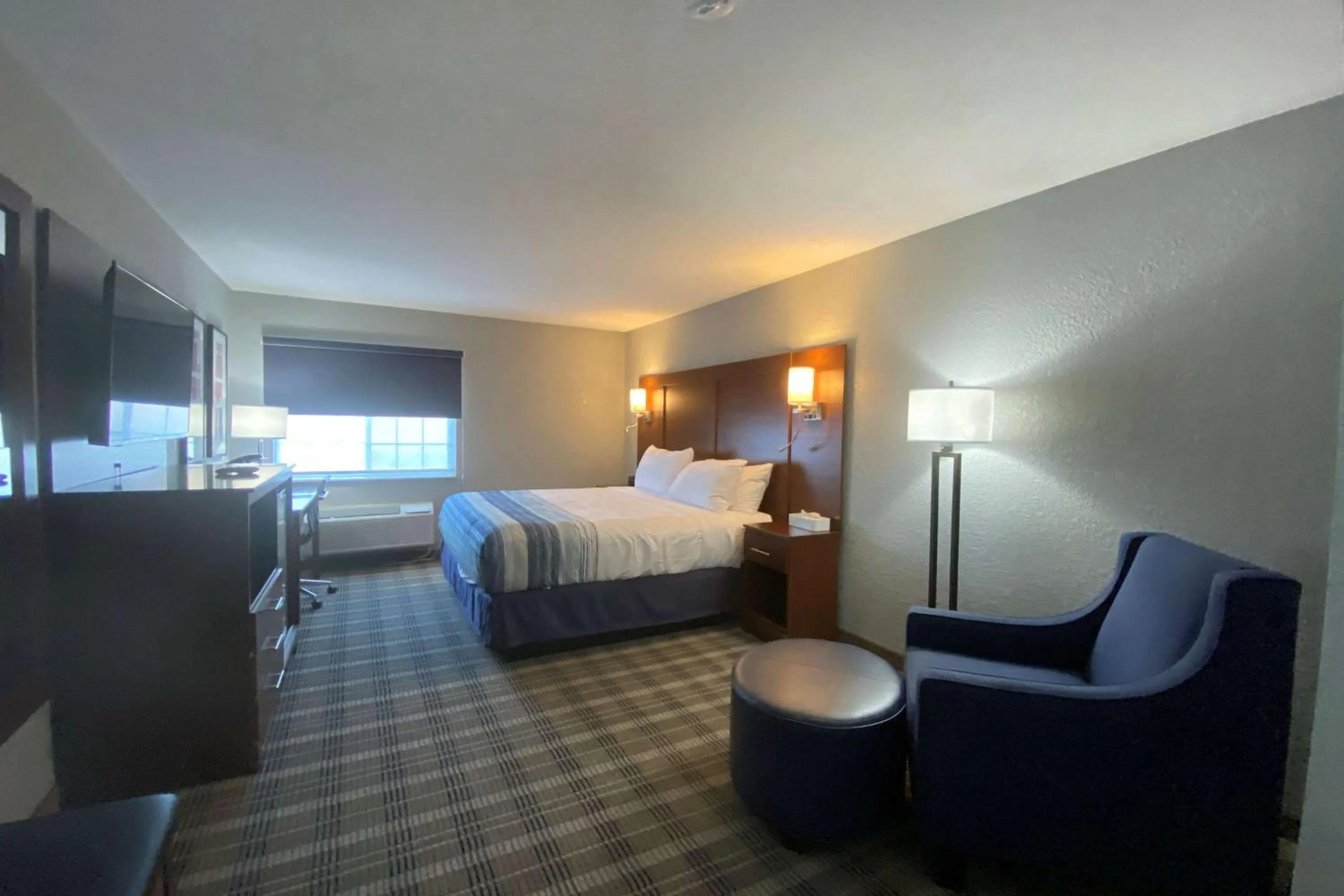 Bedroom, Bed in AmericInn by Wyndham Williamsburg