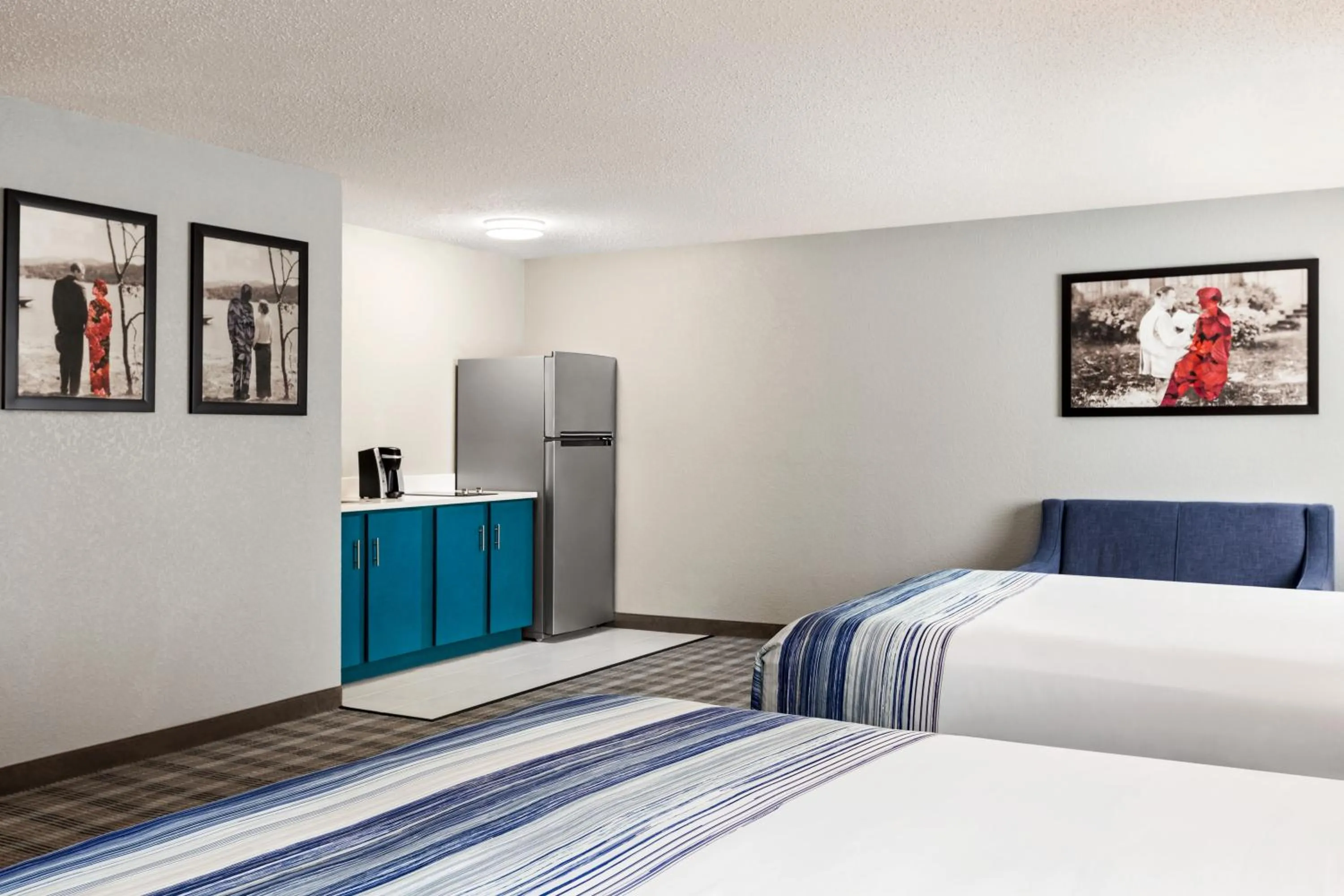 Kitchen or kitchenette, Bed in AmericInn by Wyndham Williamsburg