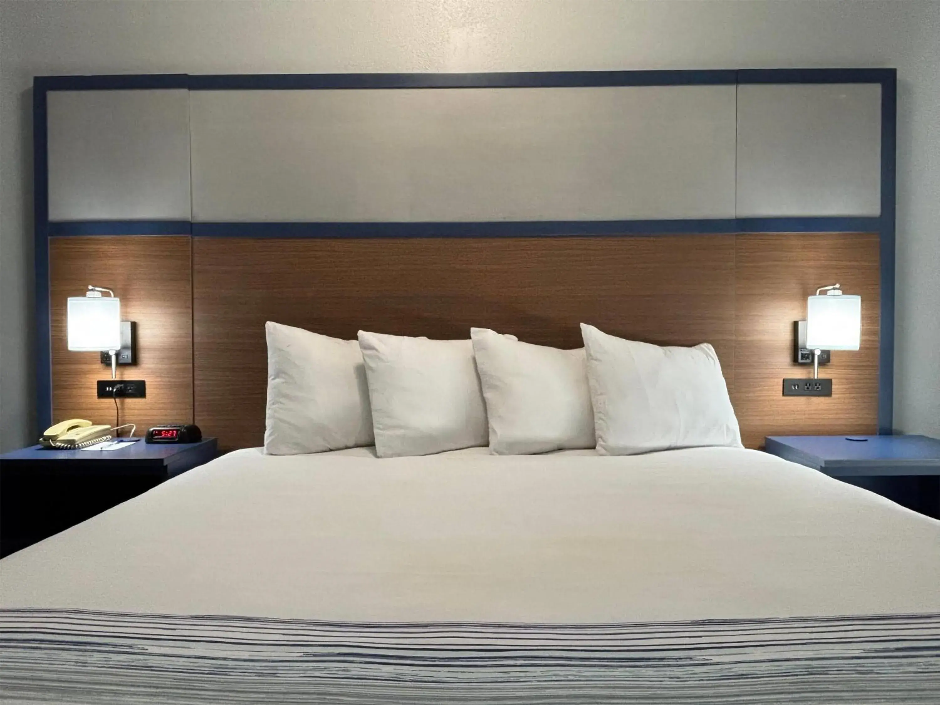 King Room - Non-Smoking in AmericInn by Wyndham, Galesburg, IL King Room - Non-Smoking in AmericInn by Wyndham, Galesburg, IL