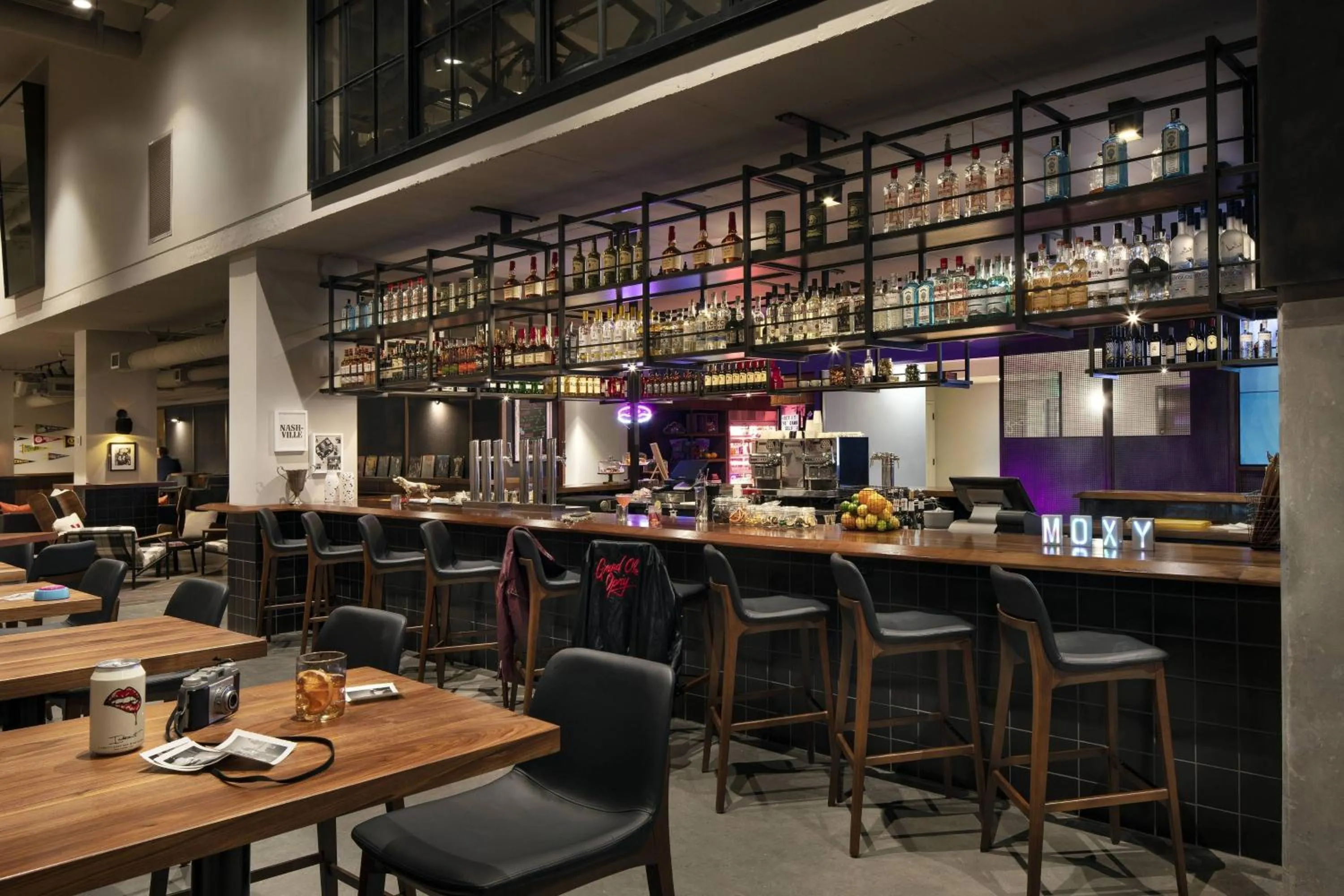 Lounge or bar in Moxy Nashville Vanderbilt Area