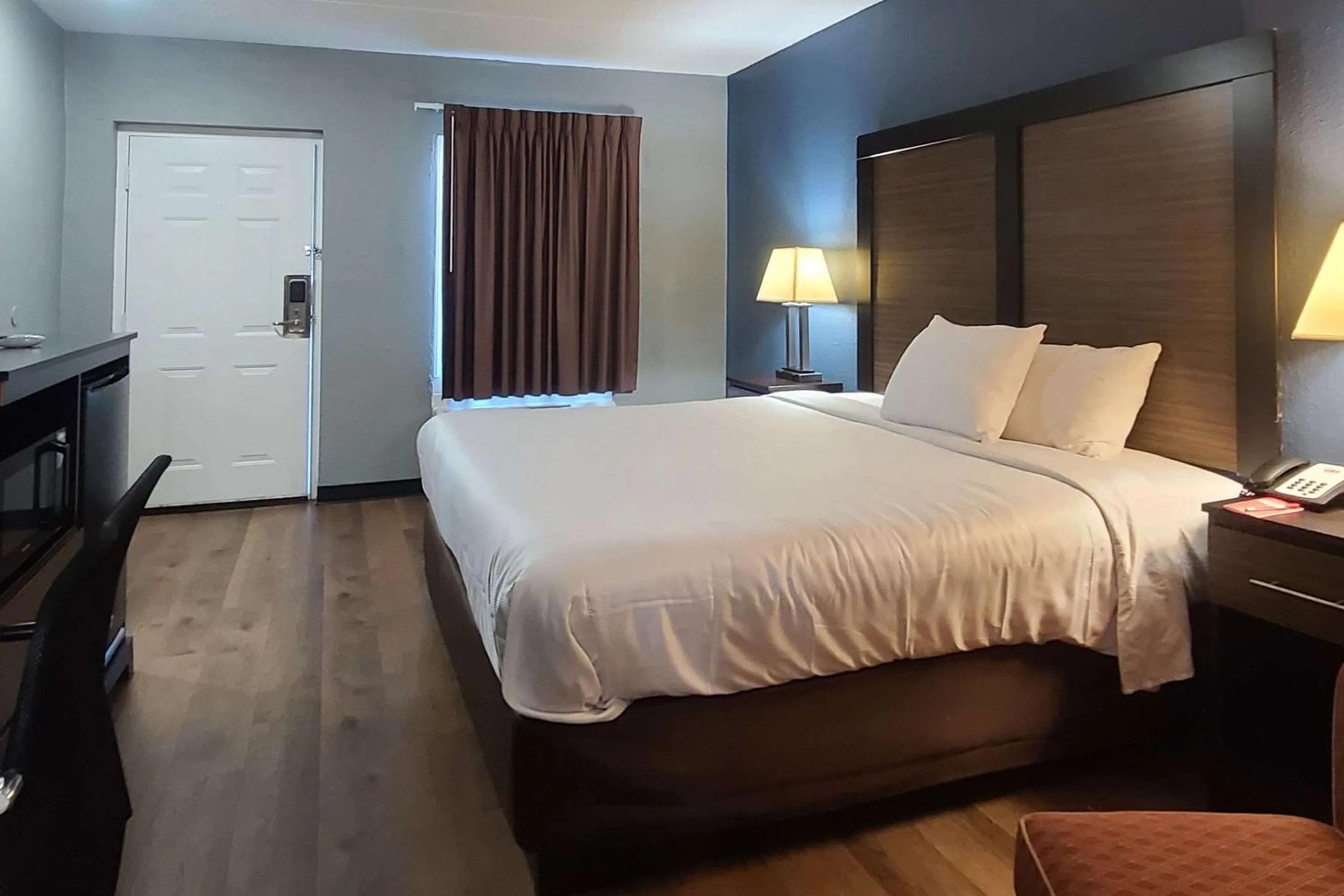 Bedroom, Bed in Econo Lodge Forest City