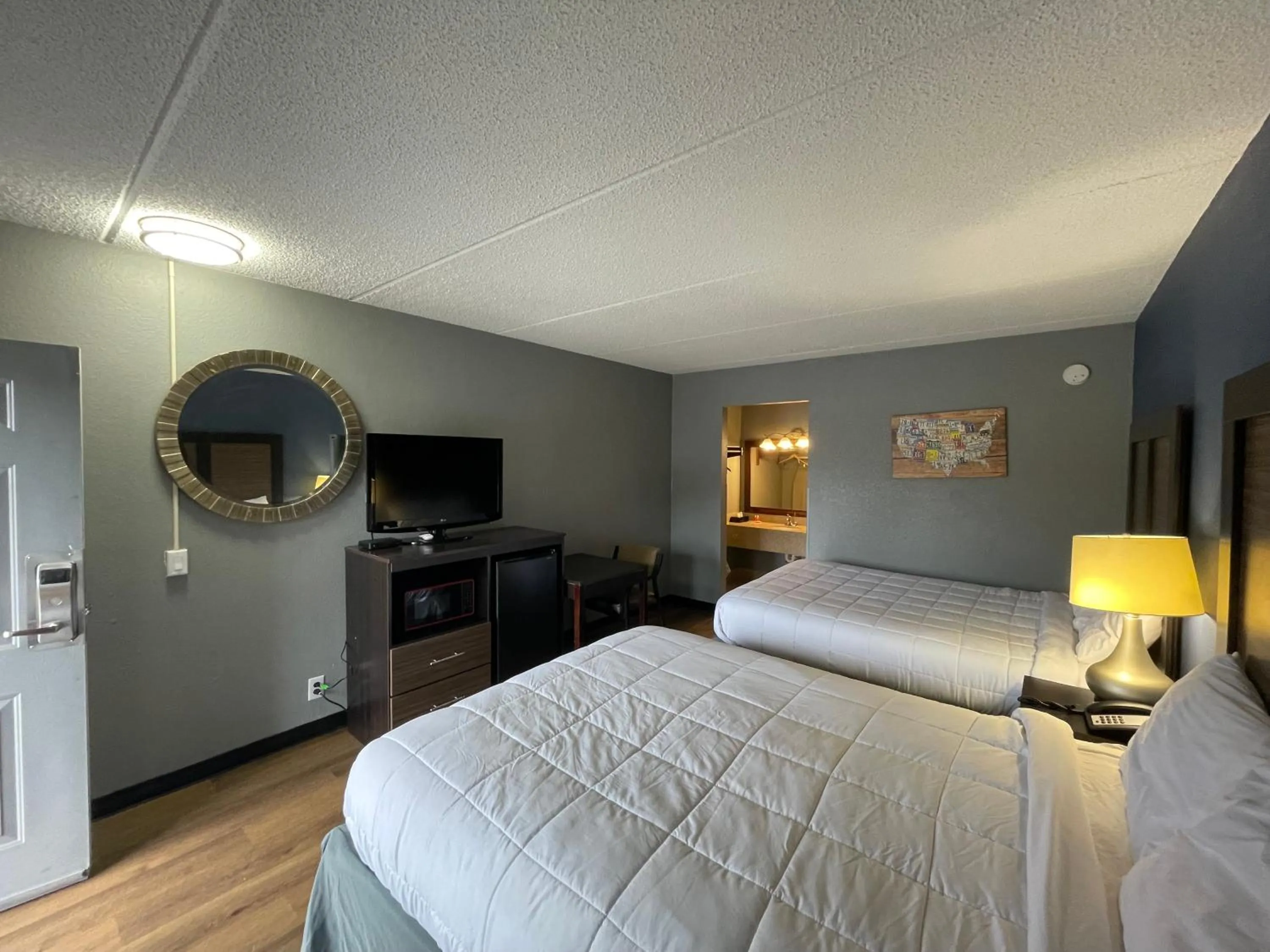 Bedroom, Bed in Econo Lodge Forest City