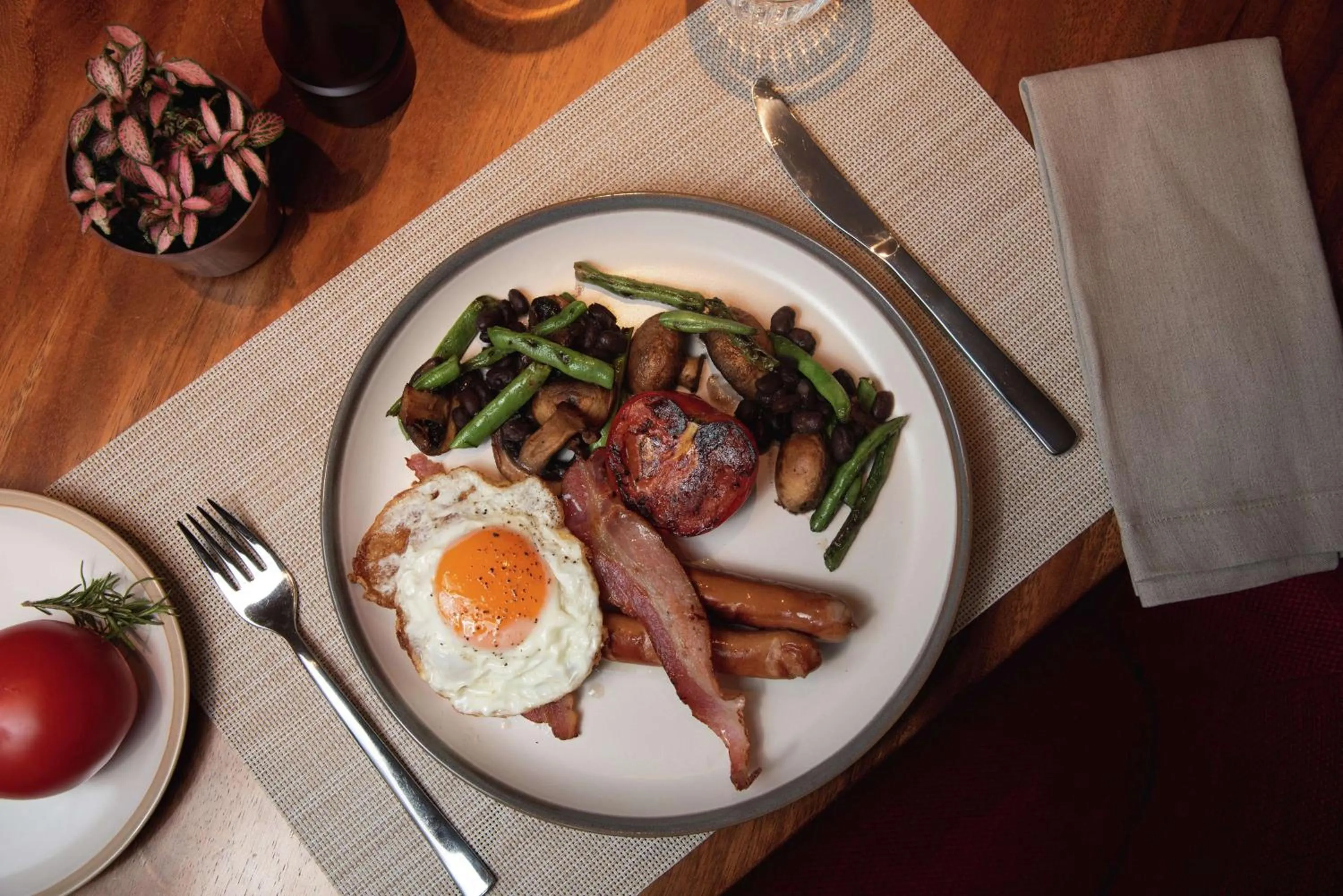 Dining area in Soro Montevideo, Curio Collection By Hilton