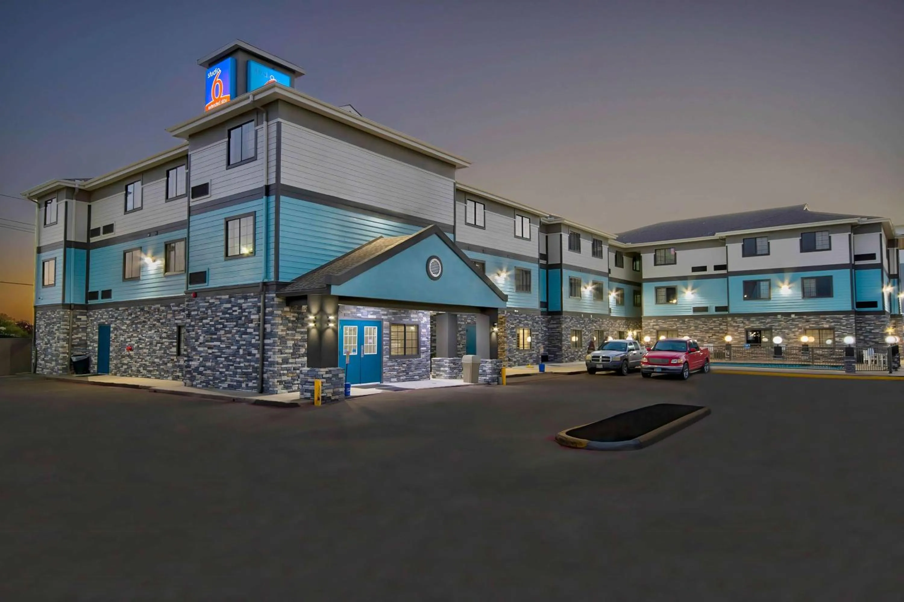 Property building in Studio 6-Port Arthur, TX - SE