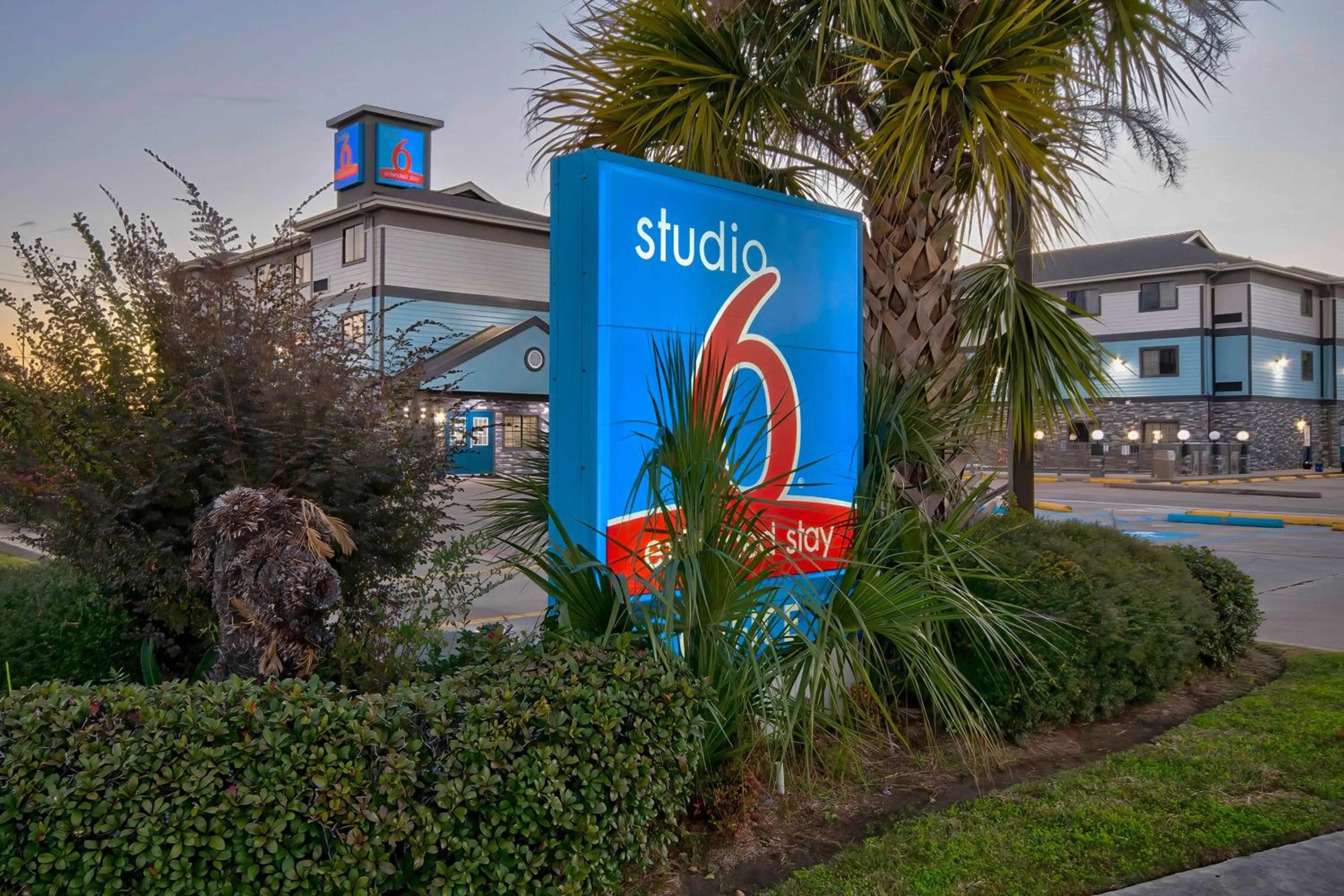 Property building in Studio 6-Port Arthur, TX - SE