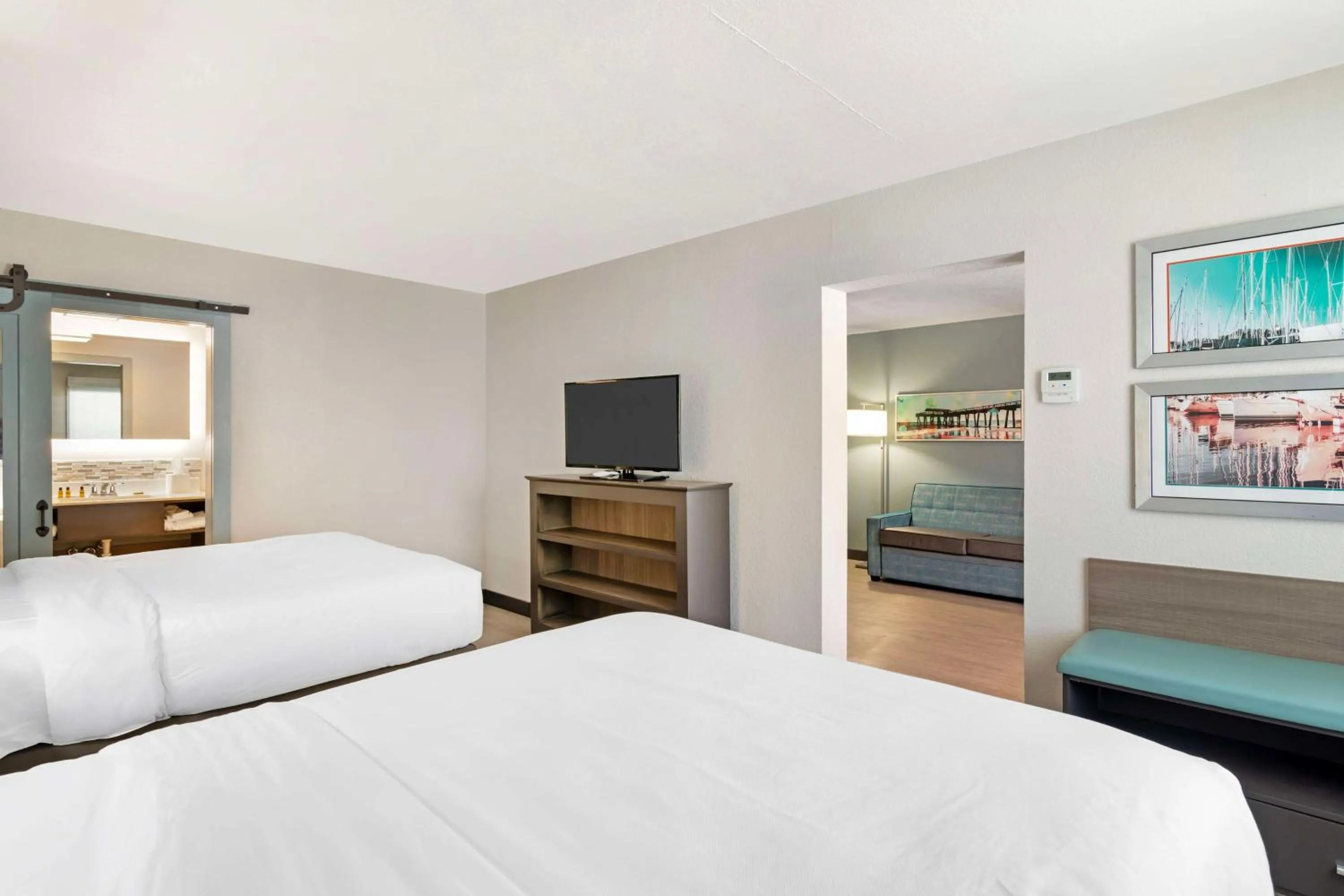 Photo of the whole room, Bed in Best Western Plus St. Simons