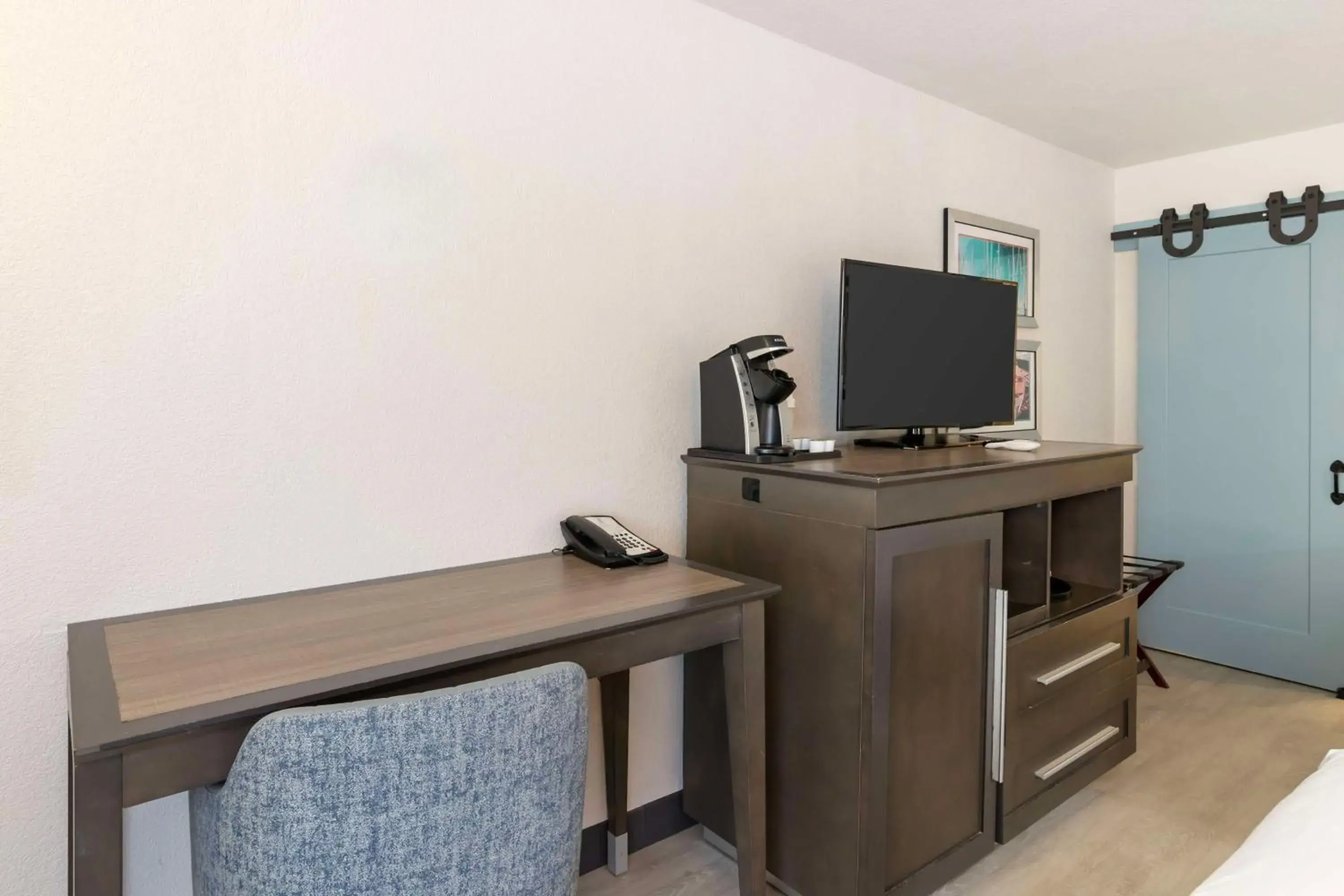 Queen Room with Two Queen Beds - Pool View in Best Western Plus St. Simons Queen Room with Two Queen Beds - Pool View in Best Western Plus St. Simons