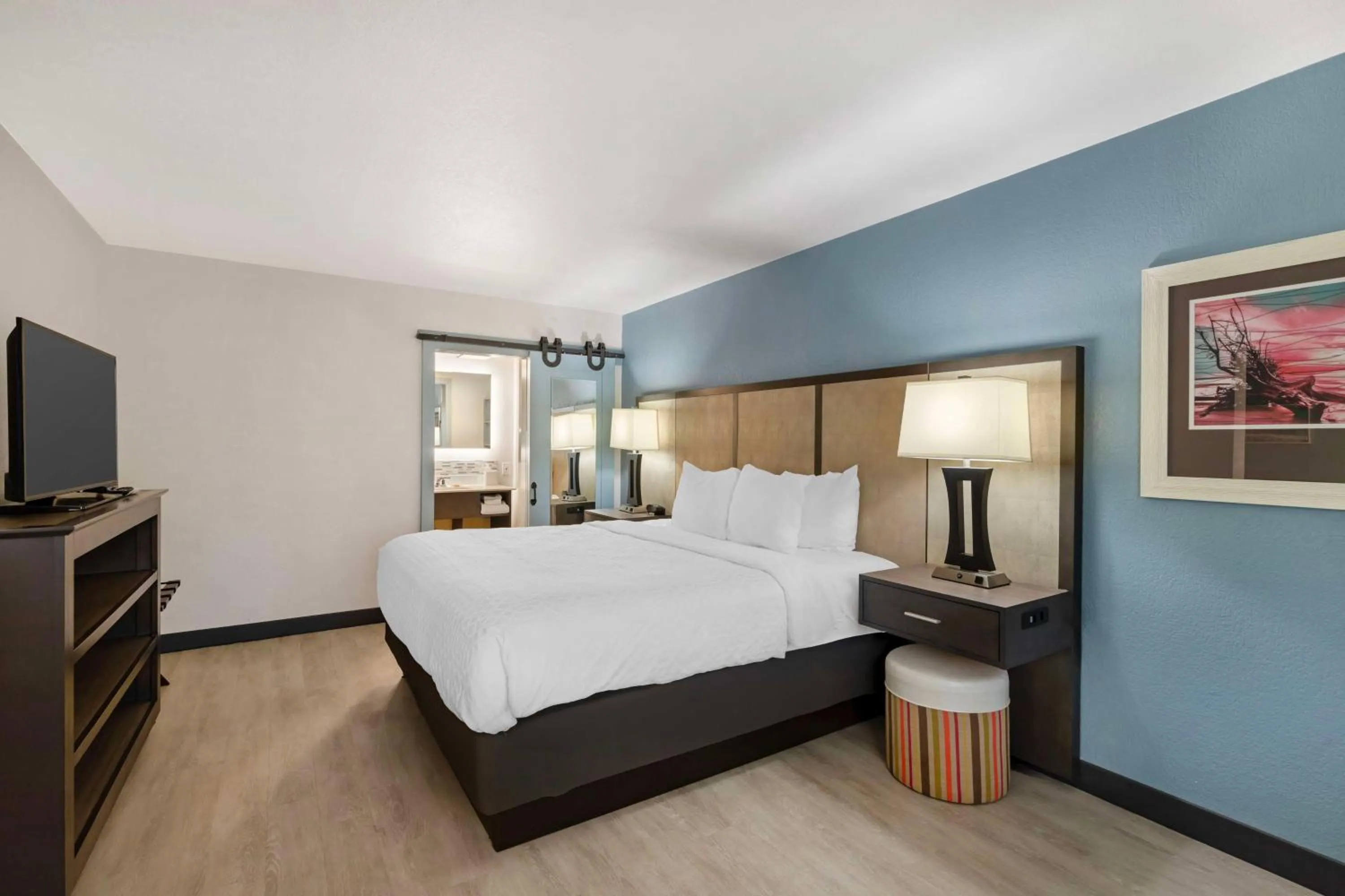 Photo of the whole room, Bed in Best Western Plus St. Simons