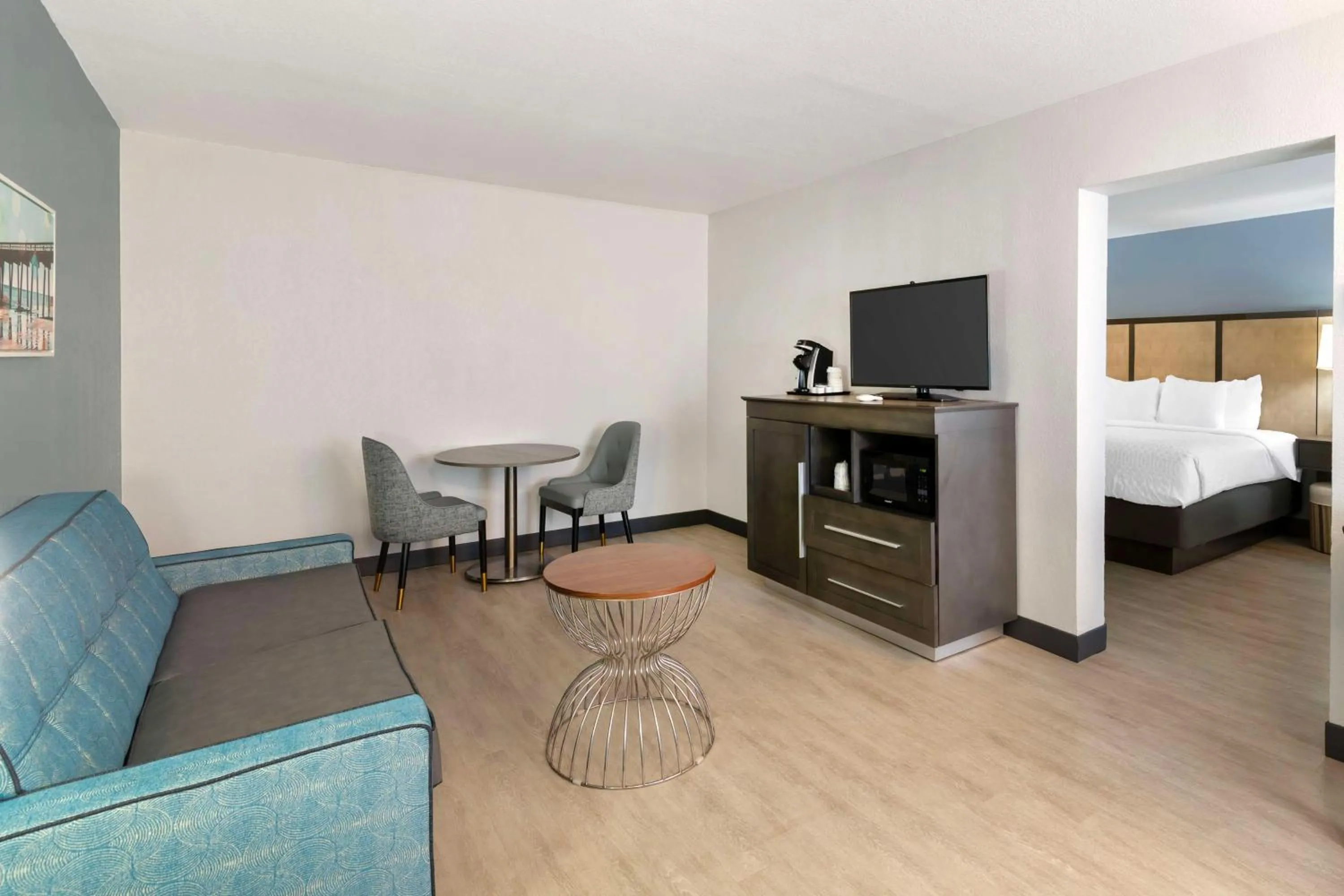 Photo of the whole room, Bed in Best Western Plus St. Simons