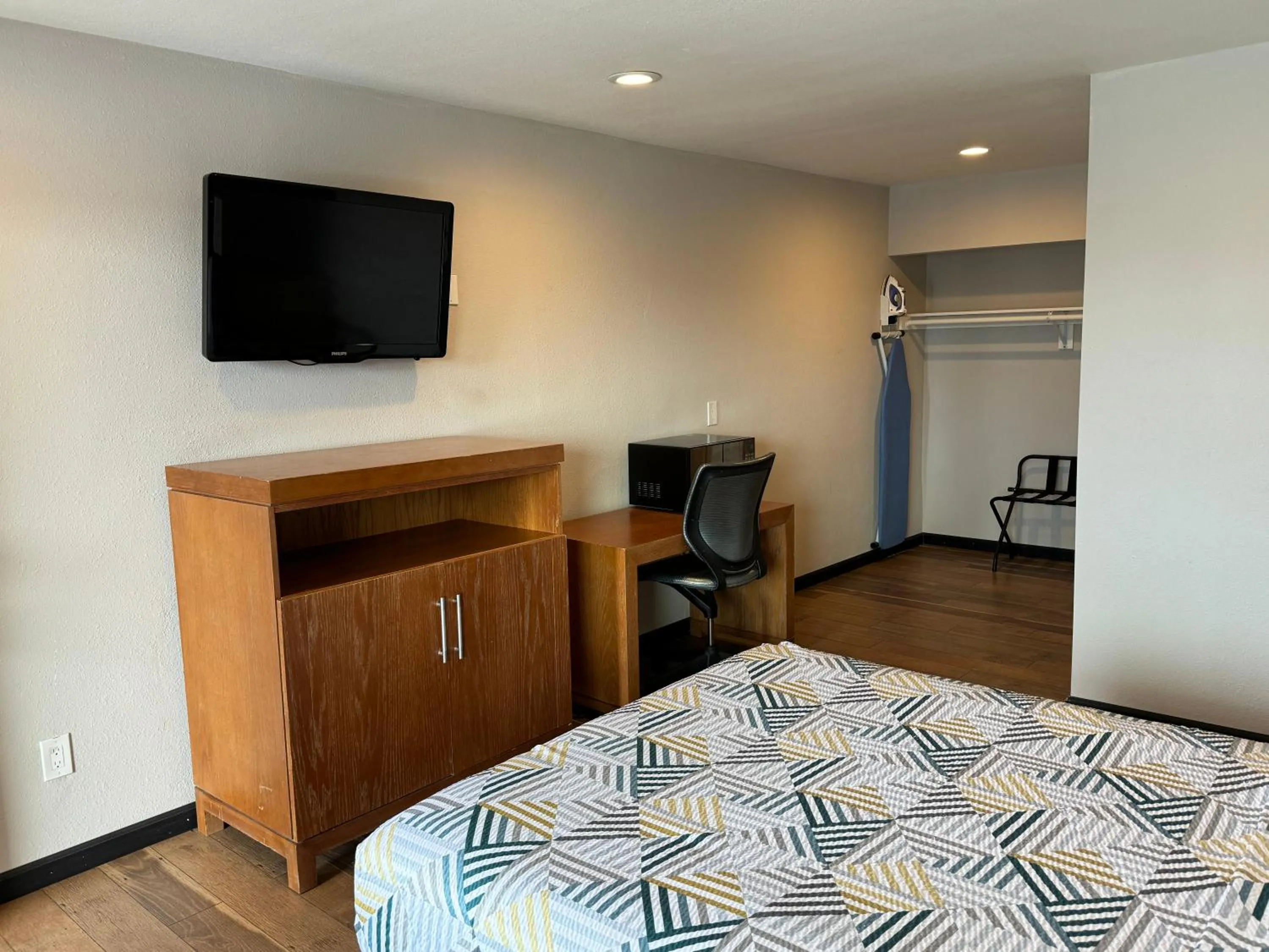 Bedroom, Bed in Motel 6 Ridgecrest, CA China Lake