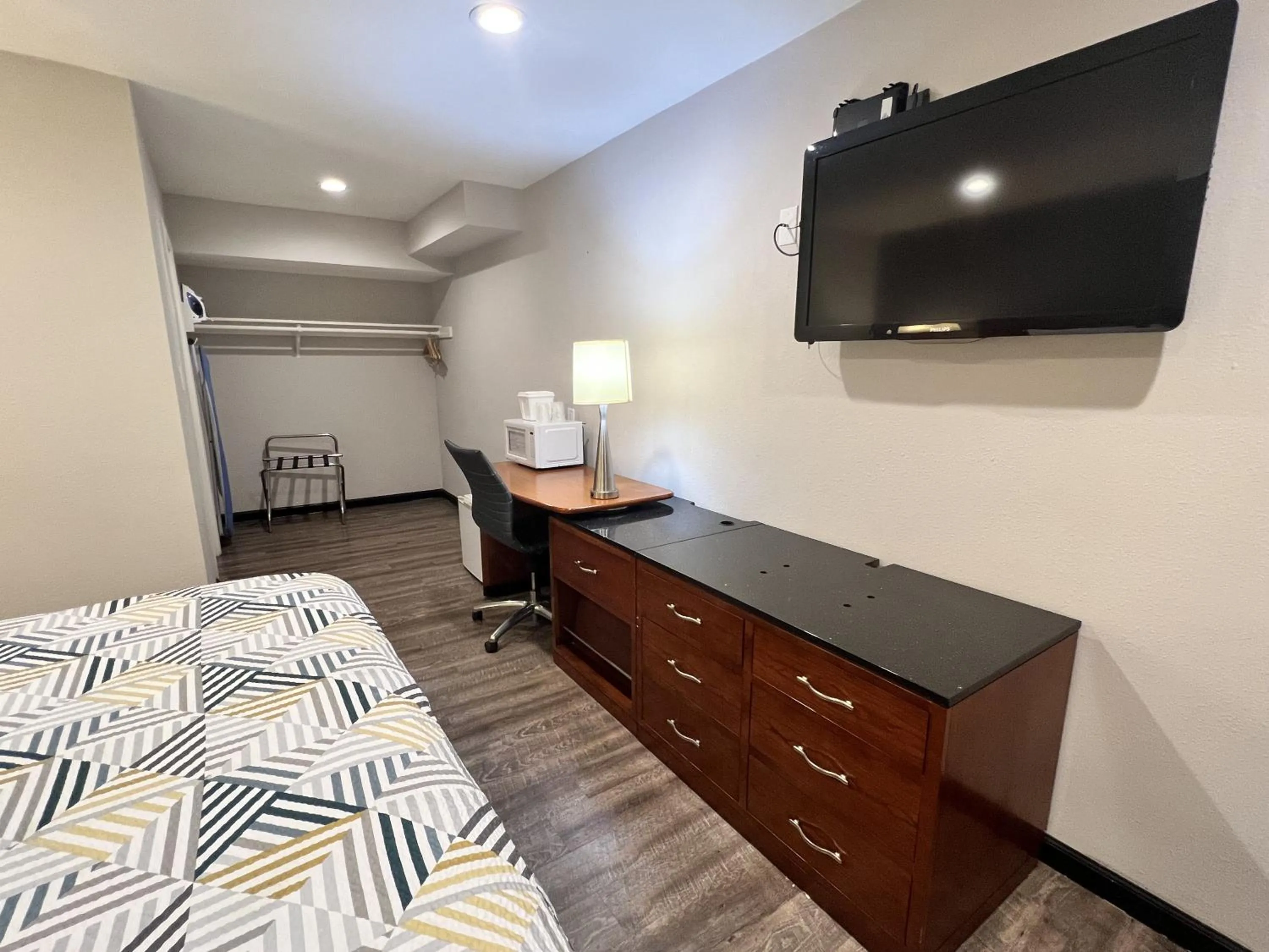 Bed in Motel 6 Ridgecrest, CA China Lake