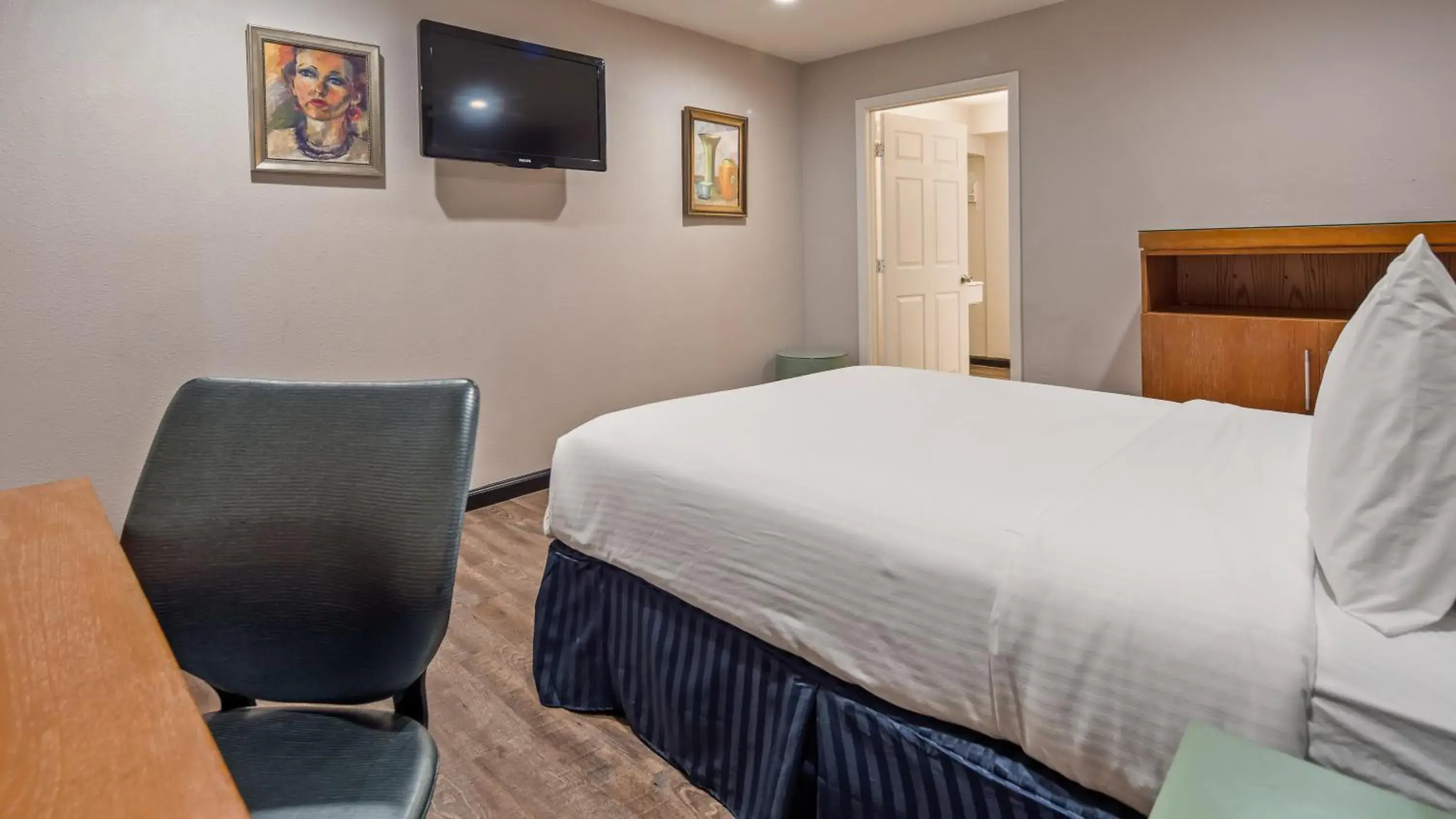 Queen Room - Disability Access - Roll in Shower in Motel 6 Ridgecrest, CA China Lake Queen Room - Disability Access - Roll in Shower in Motel 6 Ridgecrest, CA China Lake