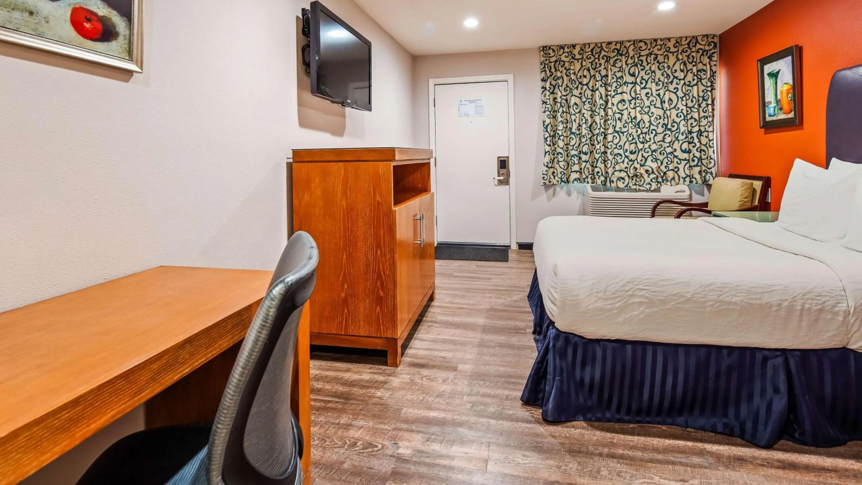 Photo of the whole room, Bed in Motel 6 Ridgecrest, CA China Lake