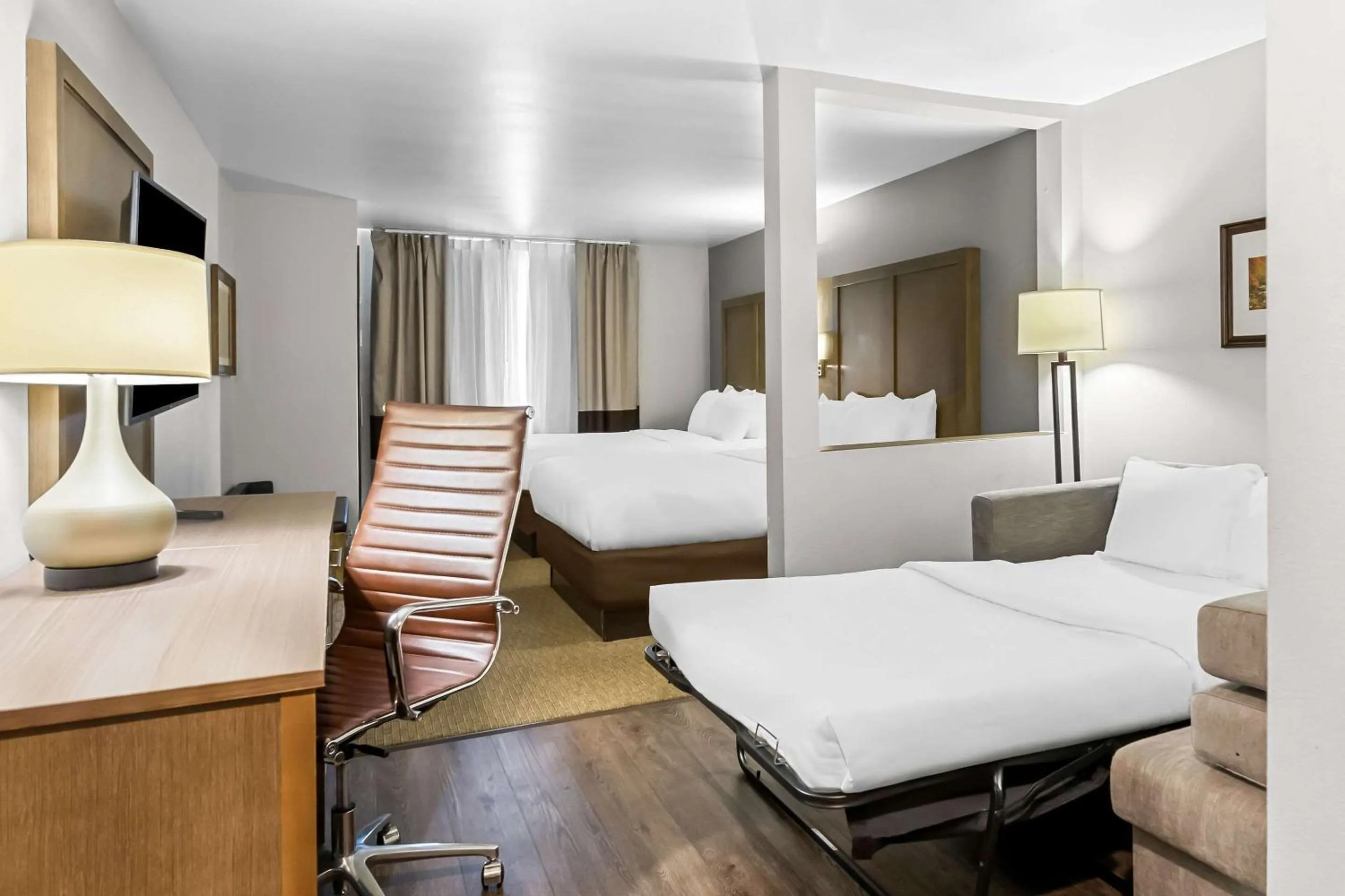 Bedroom, Bed in Comfort Suites Columbia I-65