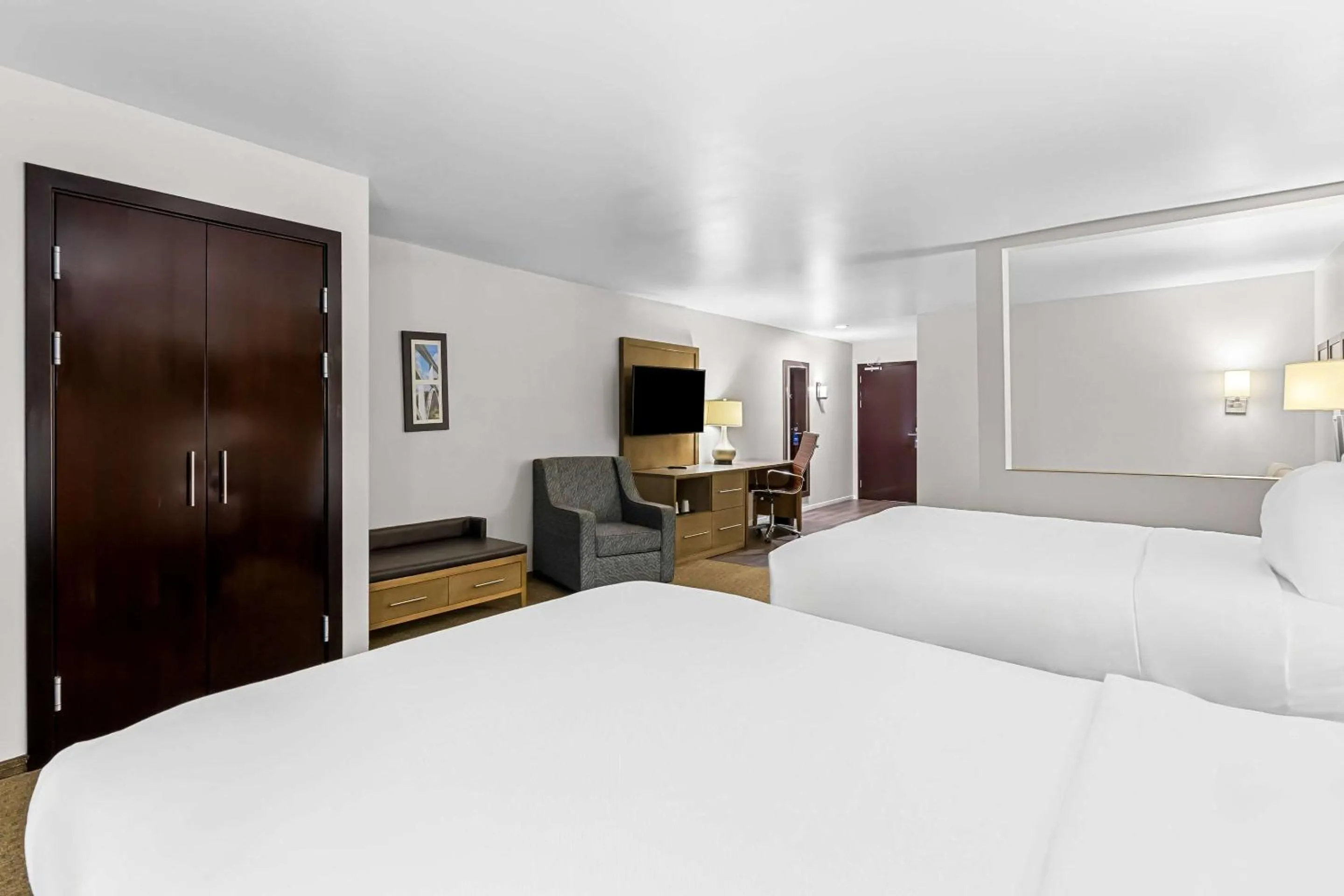 Bedroom, Bed in Comfort Suites Columbia I-65