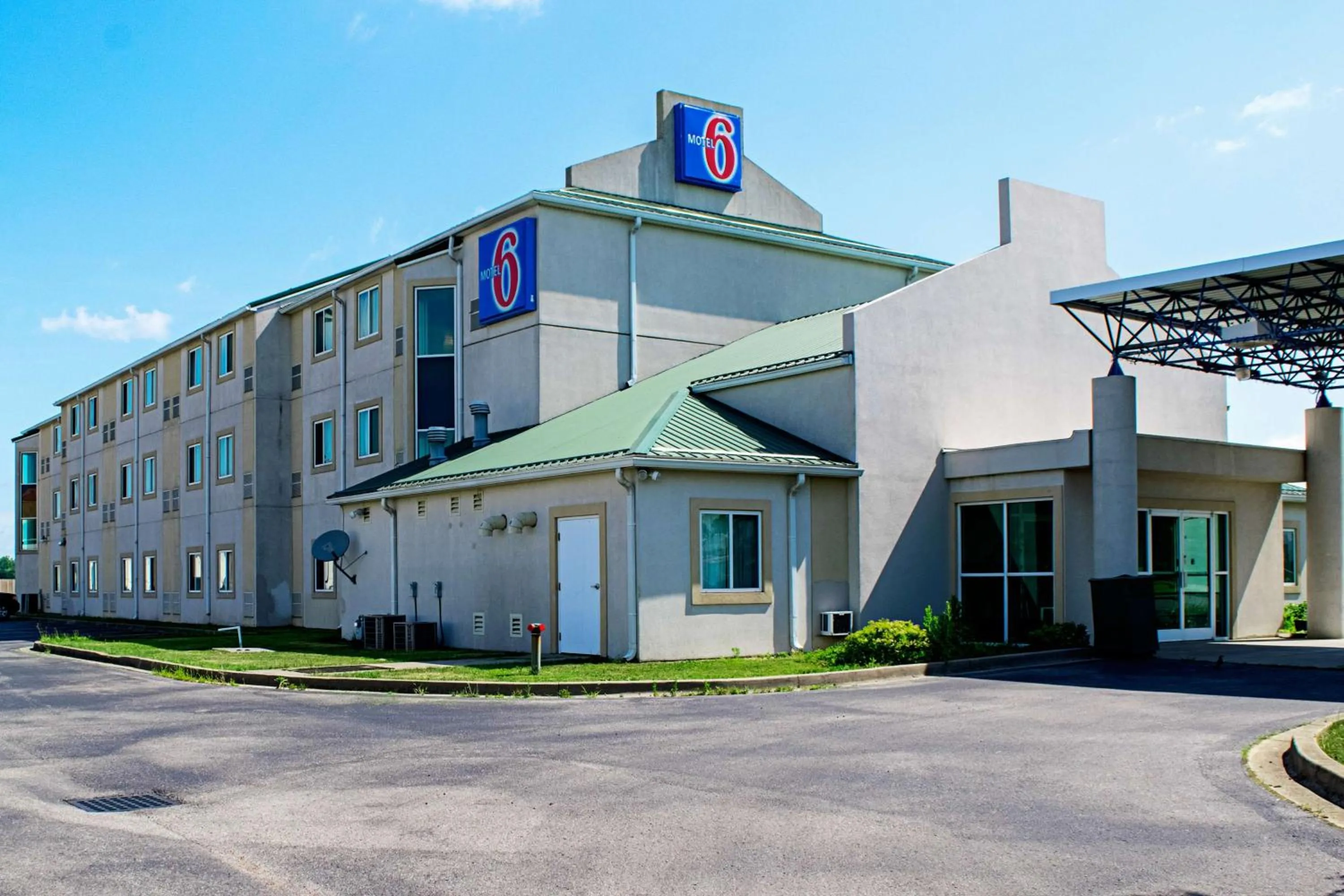 Property building in Motel 6-Seymour, IN - North