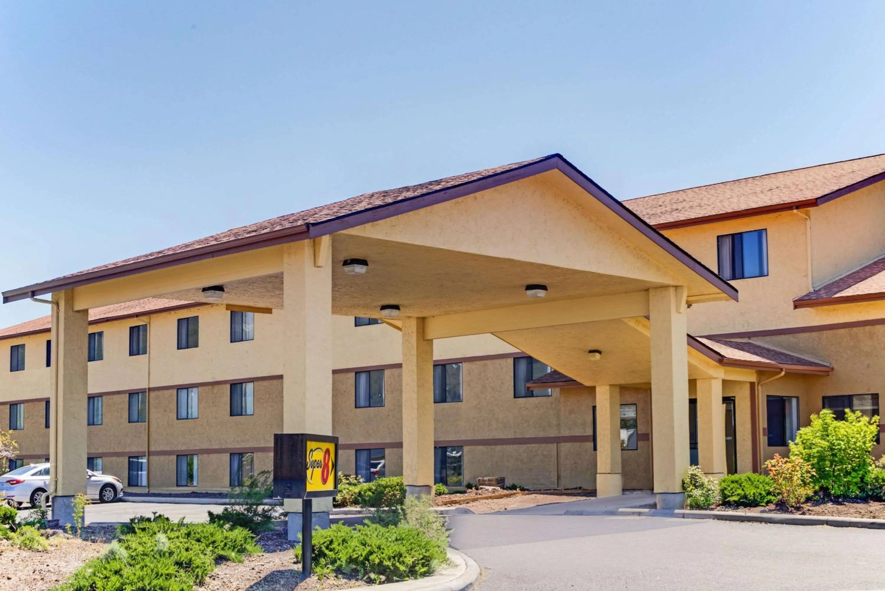 Property building in Super 8 by Wyndham Klamath Falls