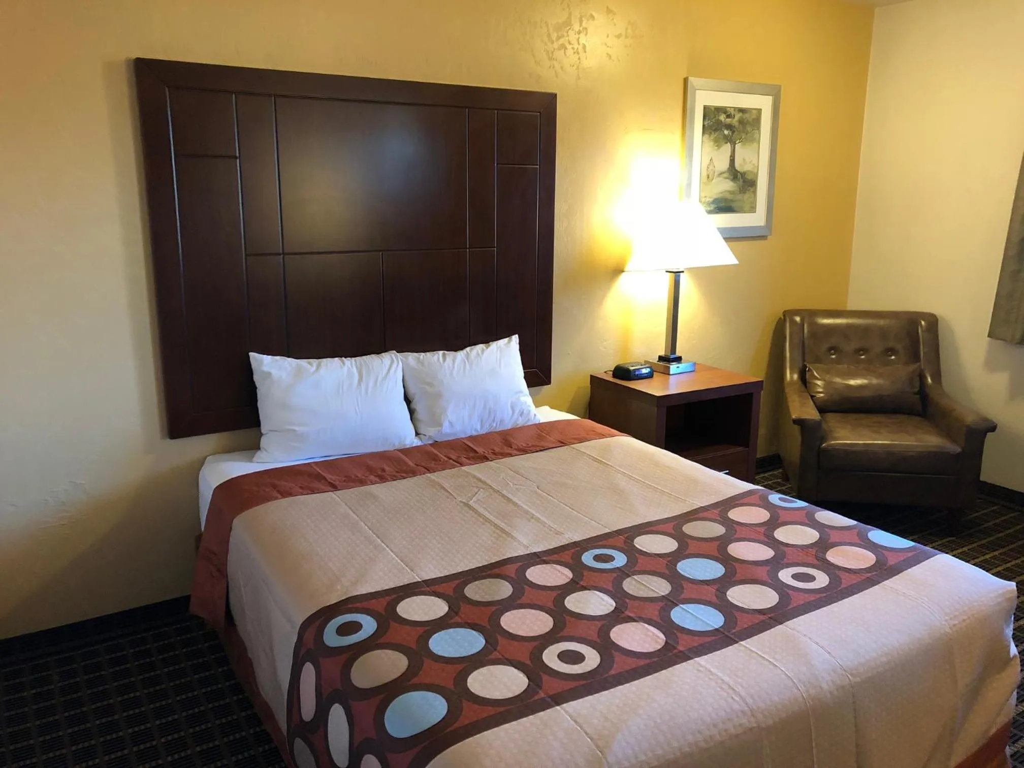 Bedroom, Bed in Super 8 by Wyndham Klamath Falls