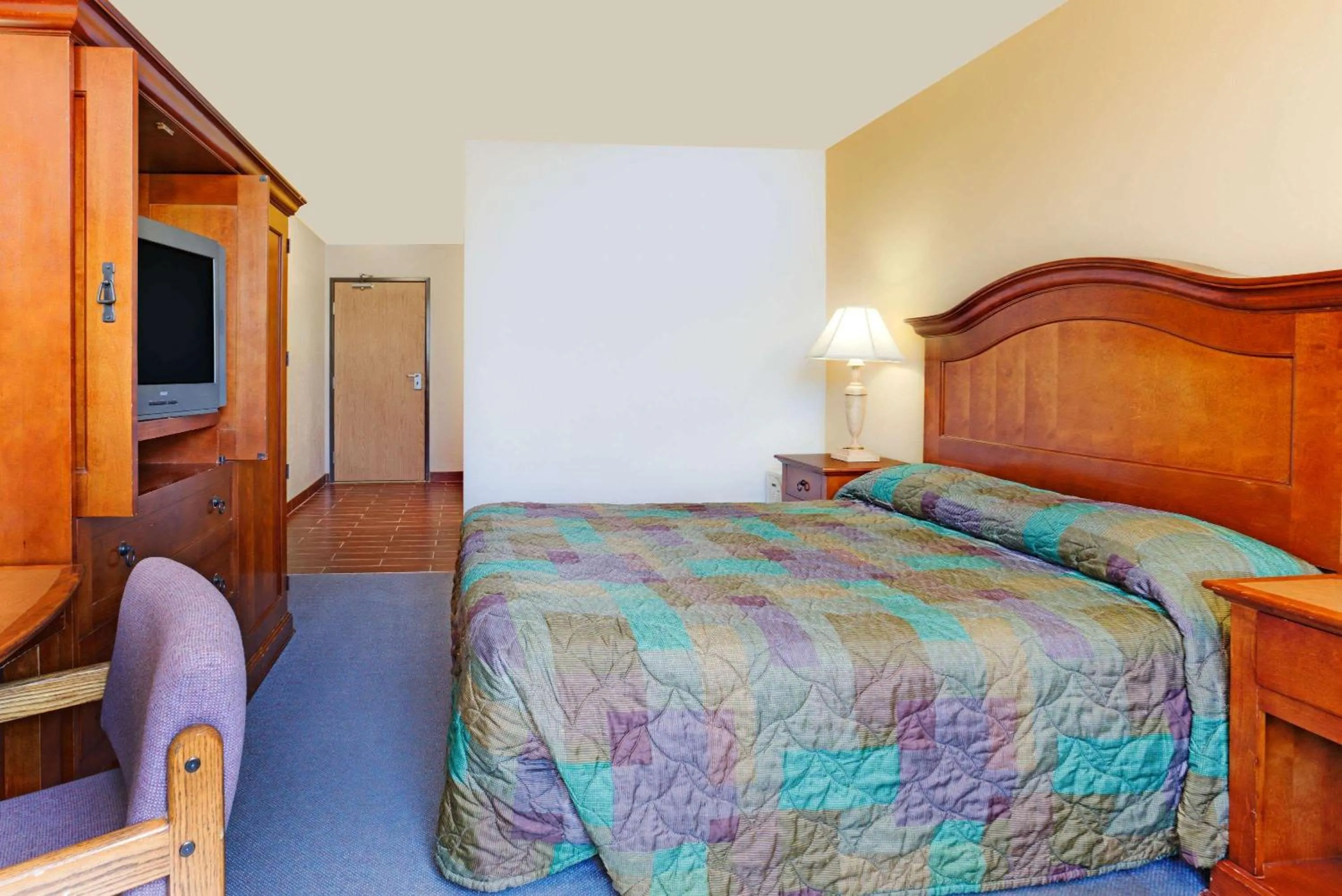 Photo of the whole room, Bed in Super 8 by Wyndham Klamath Falls