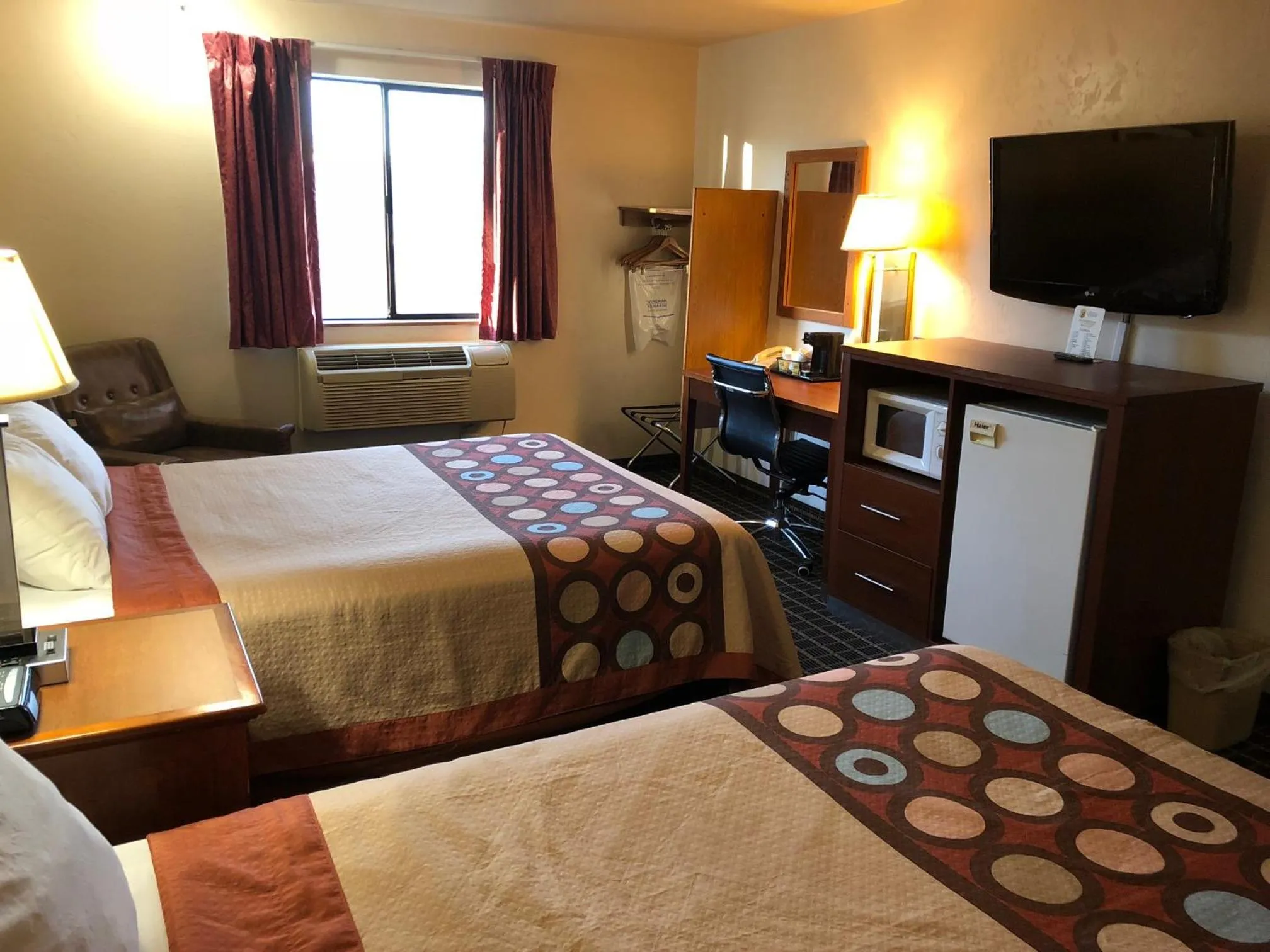 Bedroom, Bed in Super 8 by Wyndham Klamath Falls