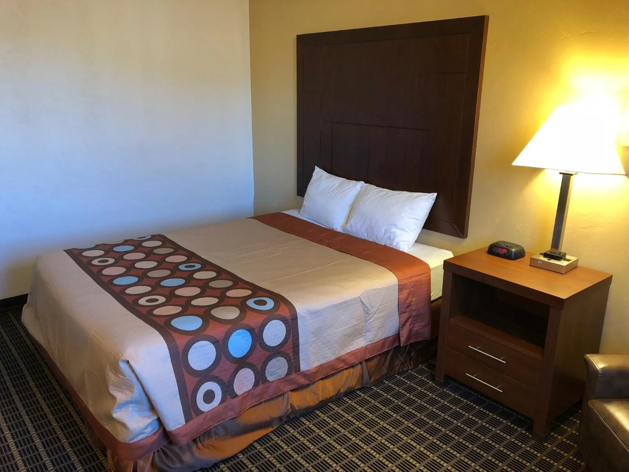 Bedroom, Bed in Super 8 by Wyndham Klamath Falls