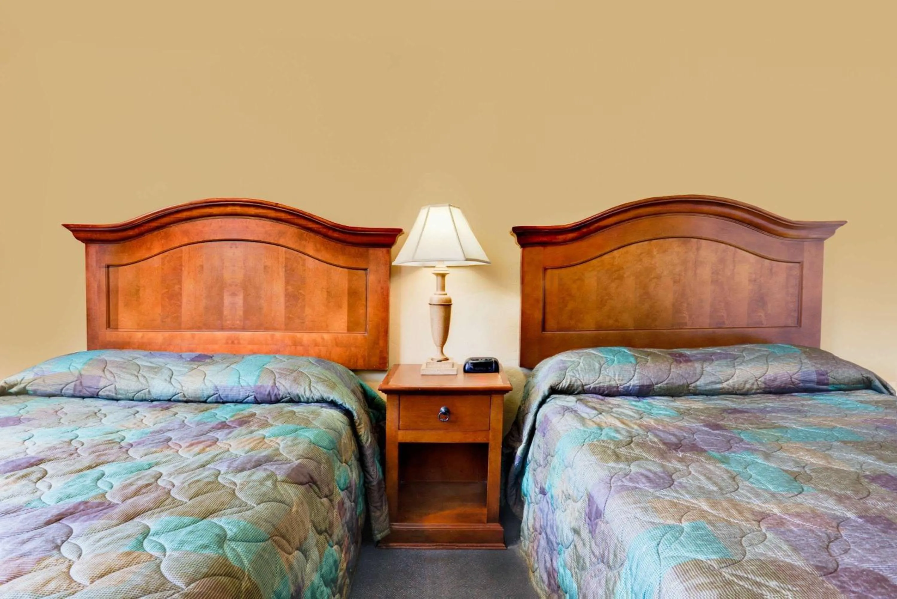 Photo of the whole room, Bed in Super 8 by Wyndham Klamath Falls