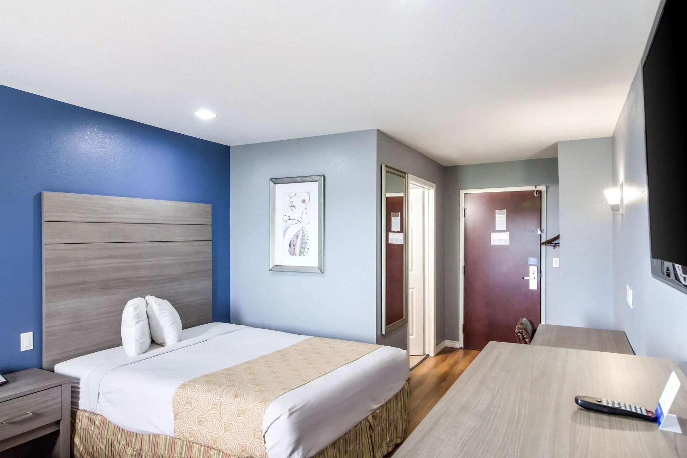 Bedroom, Bed in Rodeway Inn & Suites Port Arthur - Groves