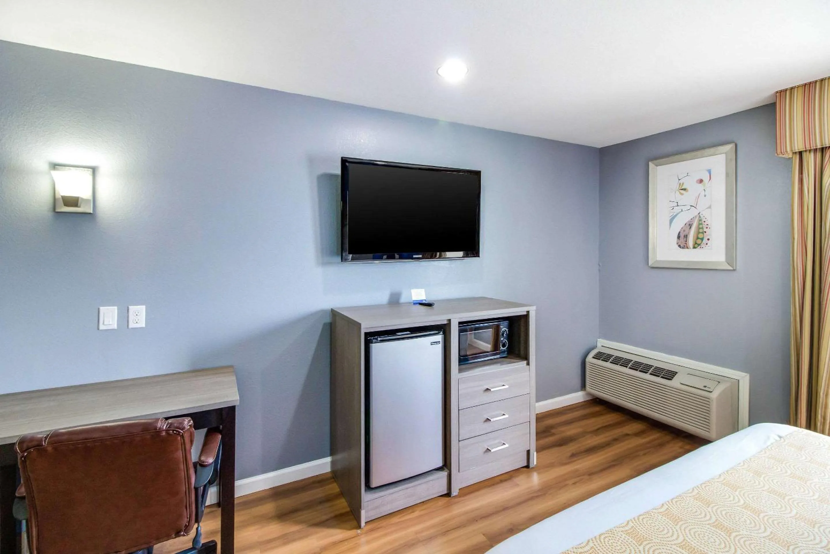 Bedroom, Bed in Rodeway Inn & Suites Port Arthur - Groves