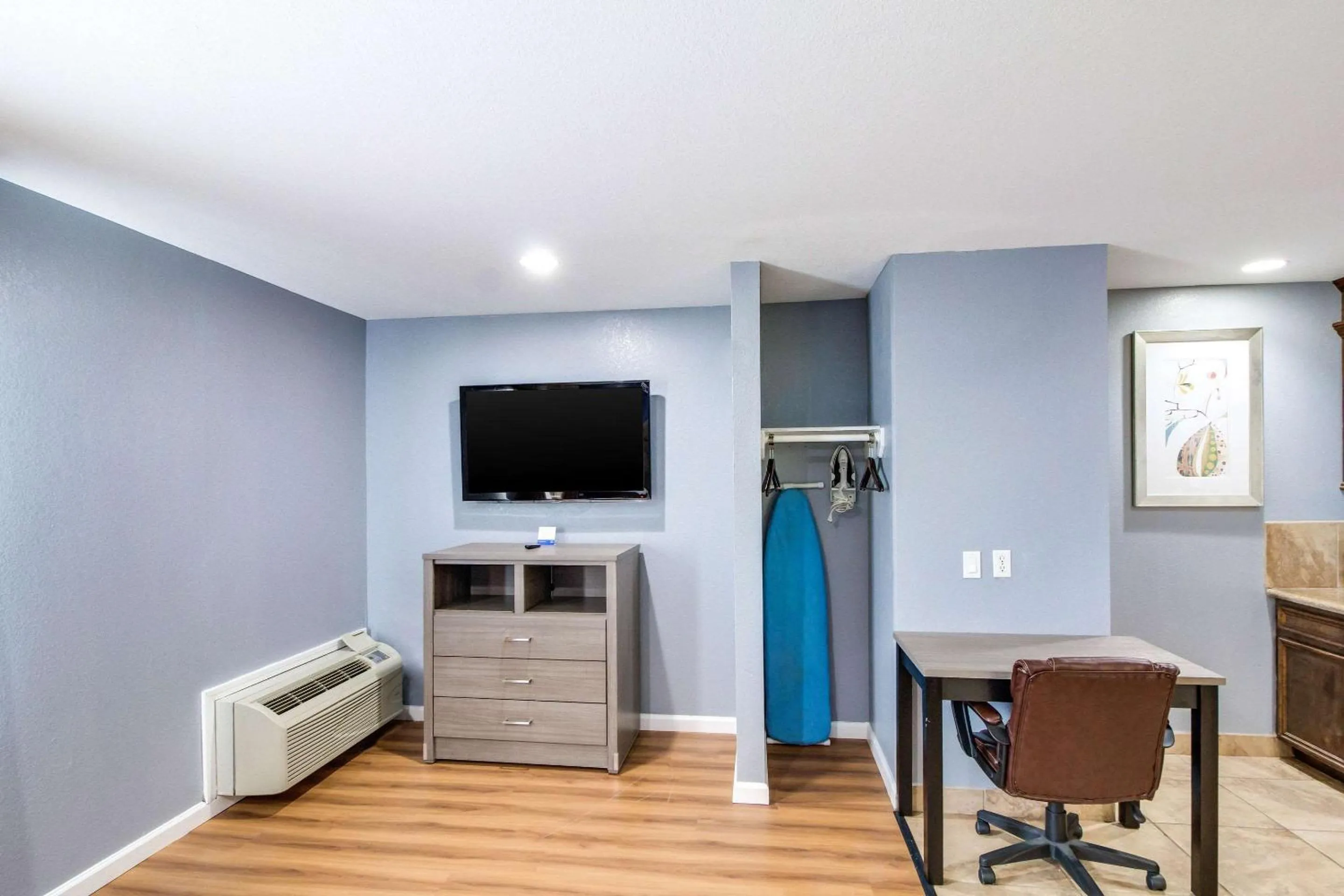 Bedroom in Rodeway Inn & Suites Port Arthur - Groves