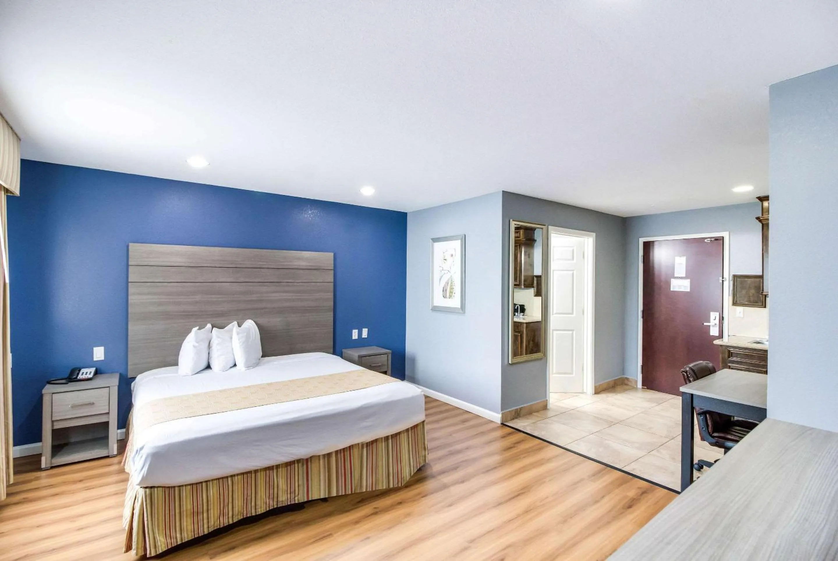 Bedroom, Bed in Rodeway Inn & Suites Port Arthur - Groves