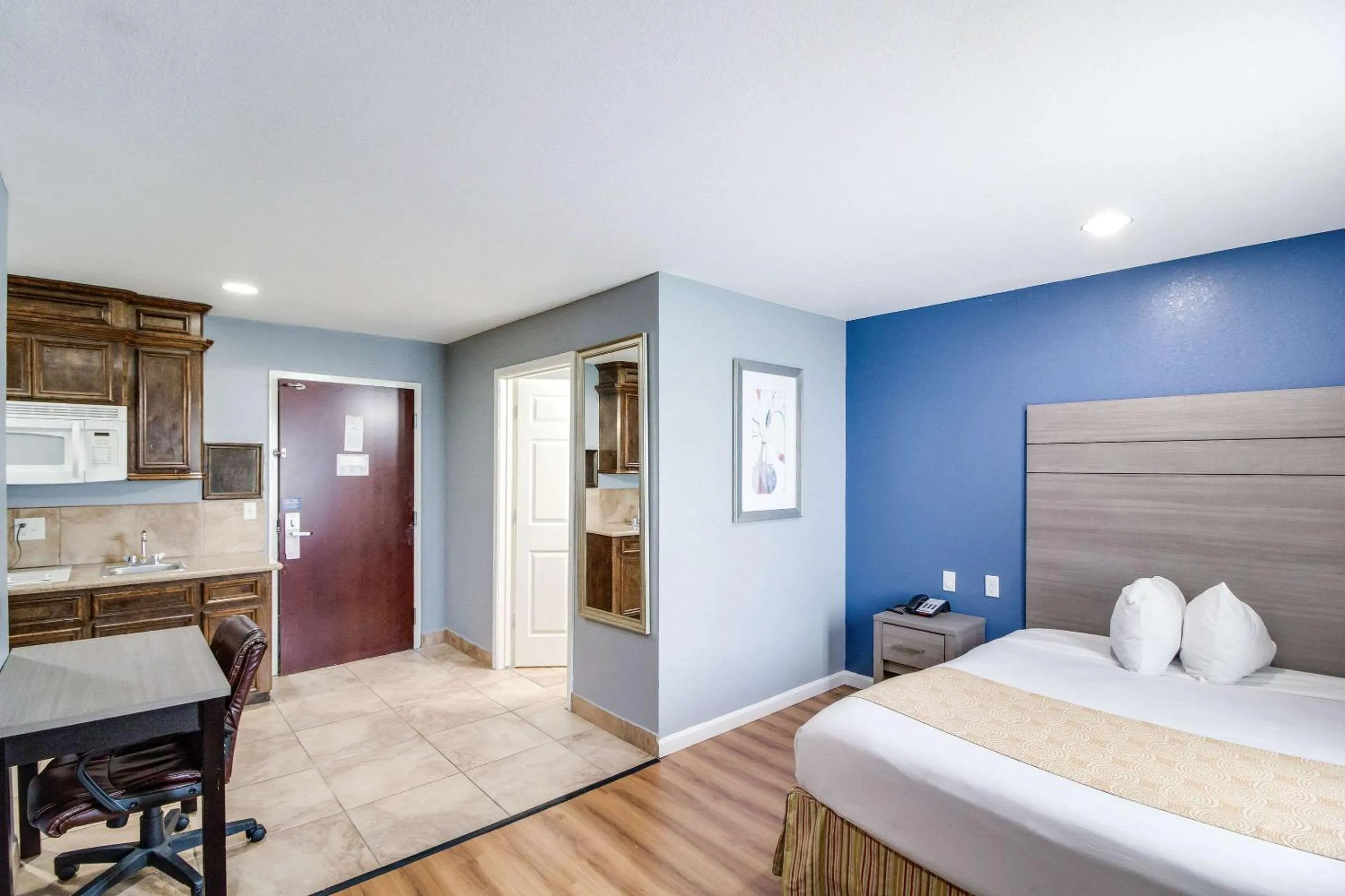 Bedroom, Bed in Rodeway Inn & Suites Port Arthur - Groves