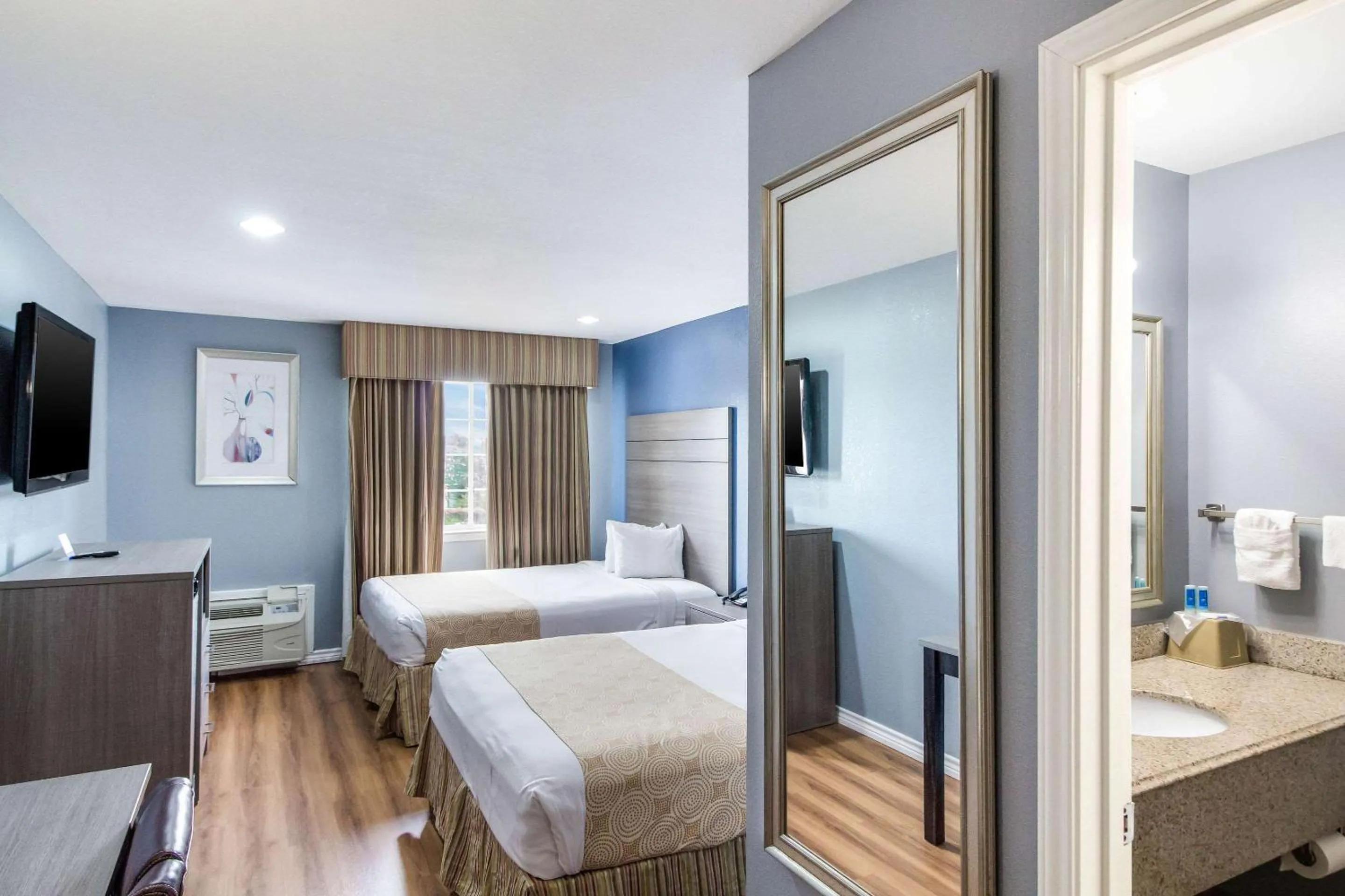 Bedroom, Bed in Rodeway Inn & Suites Port Arthur - Groves