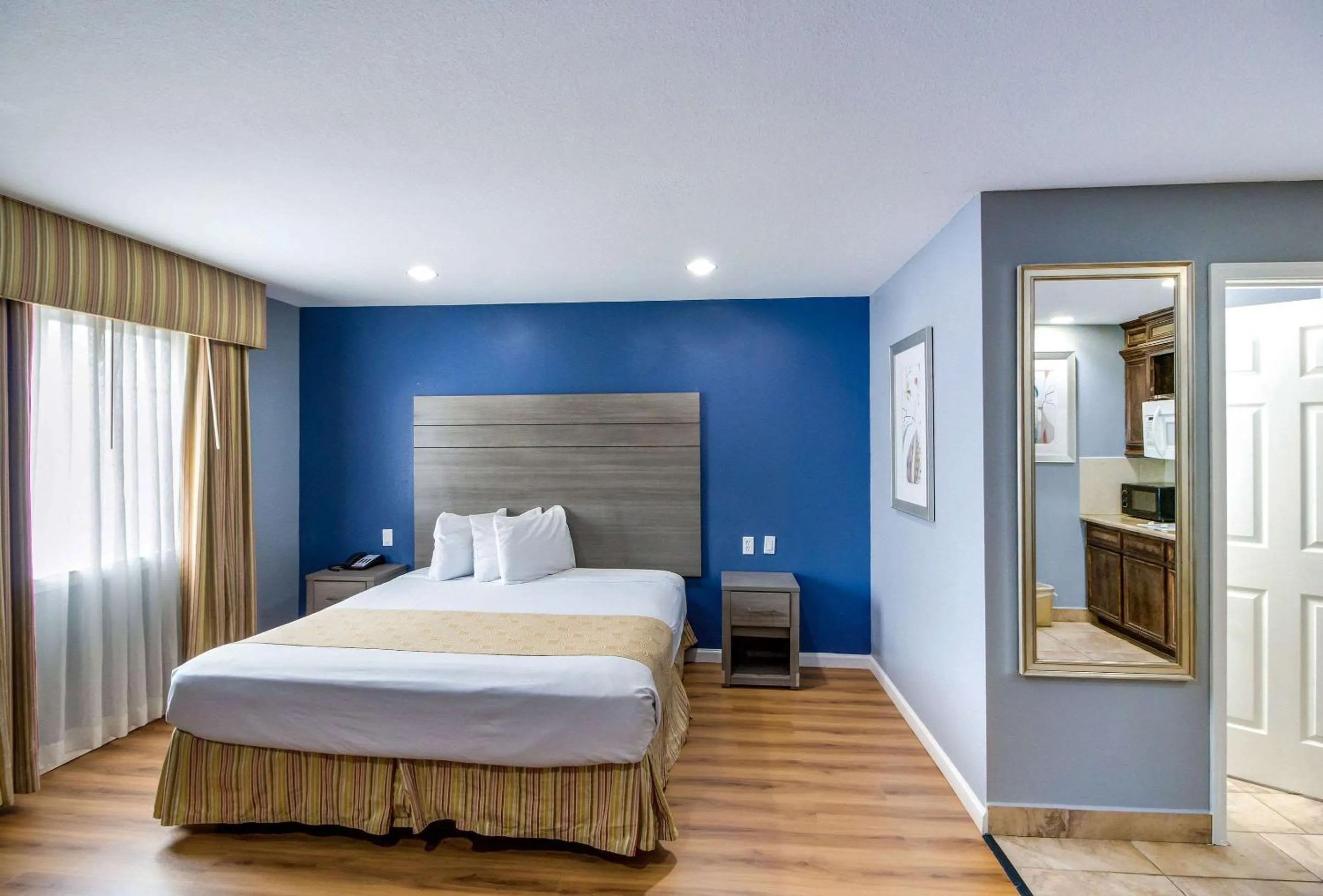 Bedroom, Bed in Rodeway Inn & Suites Port Arthur - Groves