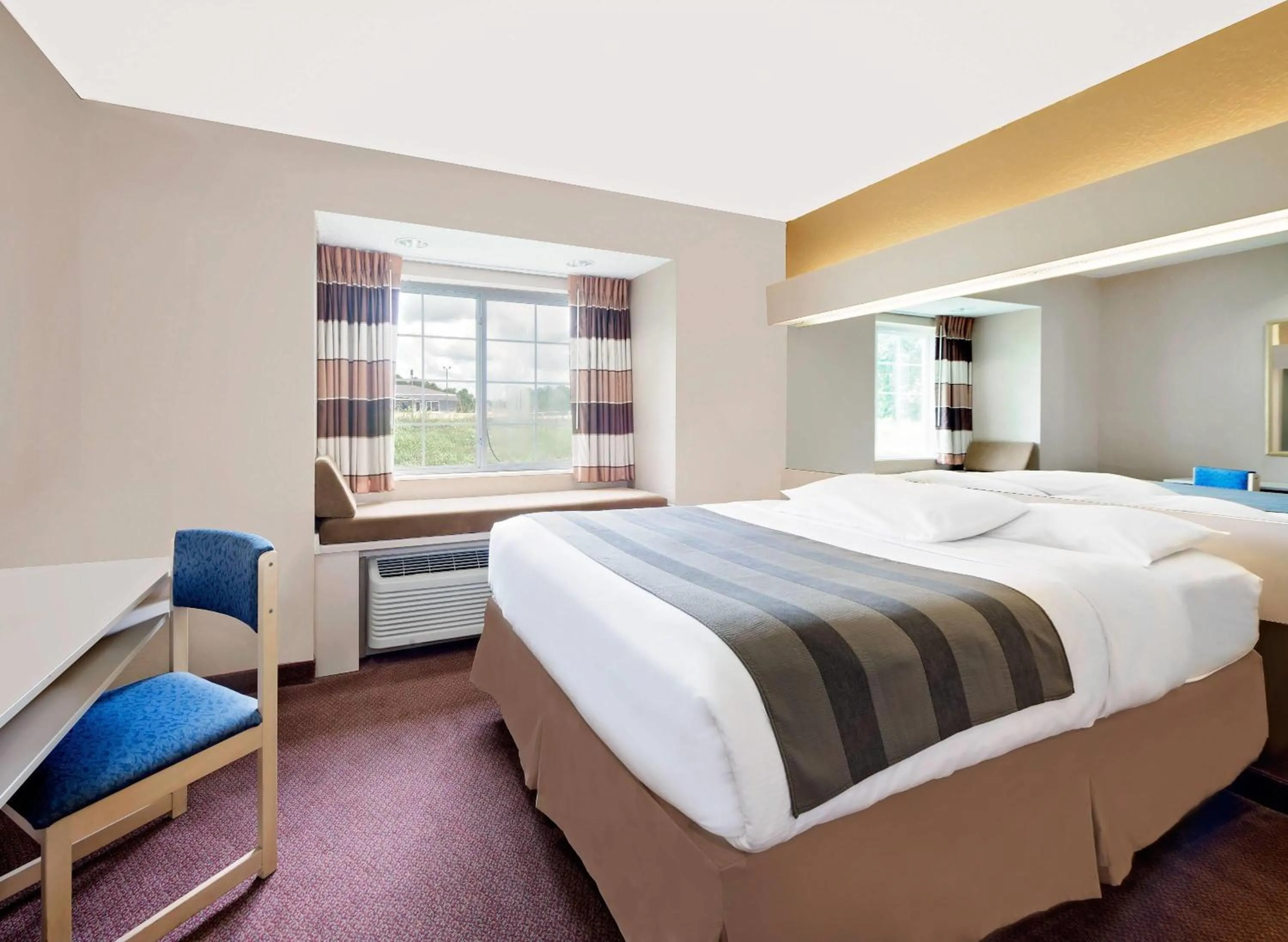 Photo of the whole room, Bed in Microtel Inn & Suites by Wyndham Joplin