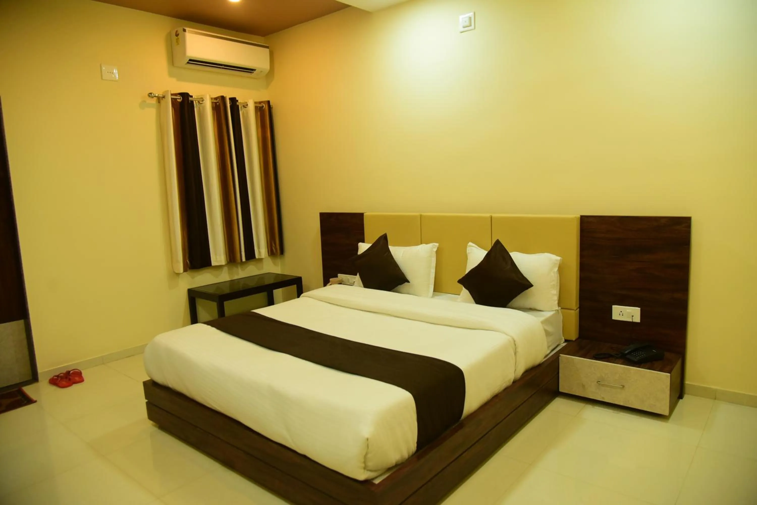 Photo of the whole room, Bed in Hotel Savera Palace