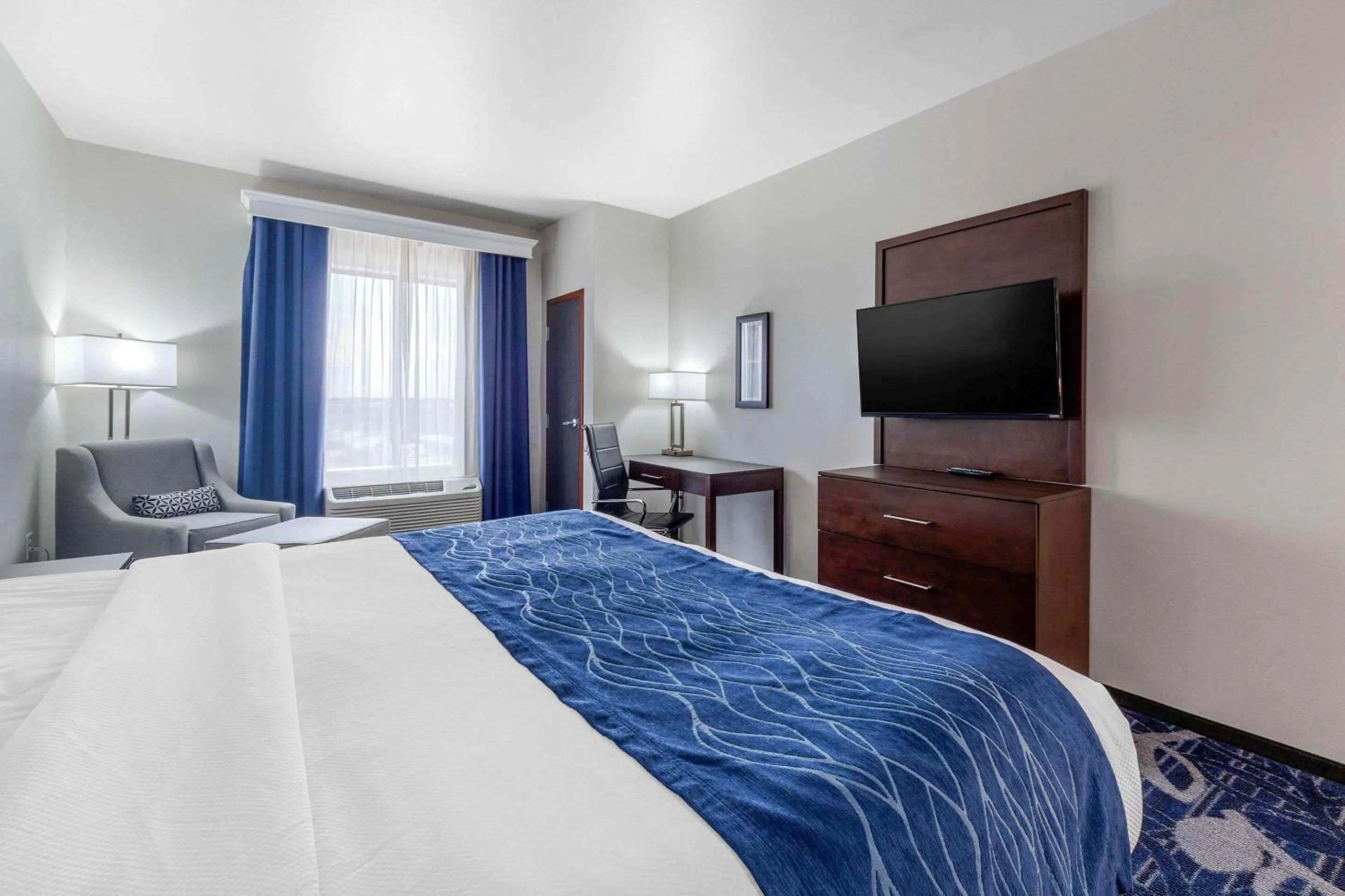 Photo of the whole room, Bed in Comfort Inn & Suites Oklahoma City South I-35