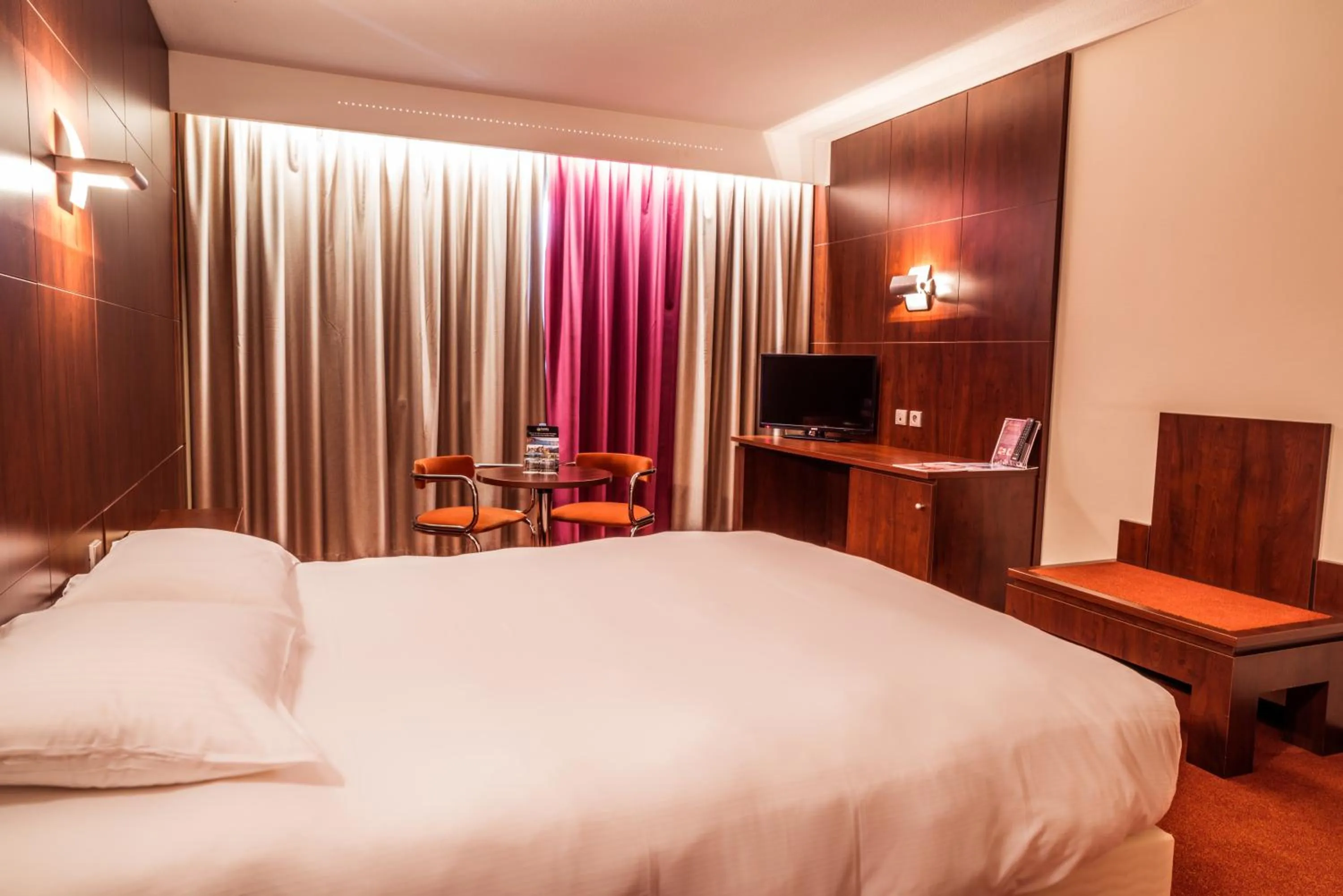 Photo of the whole room, Bed in Hotel des Congrès