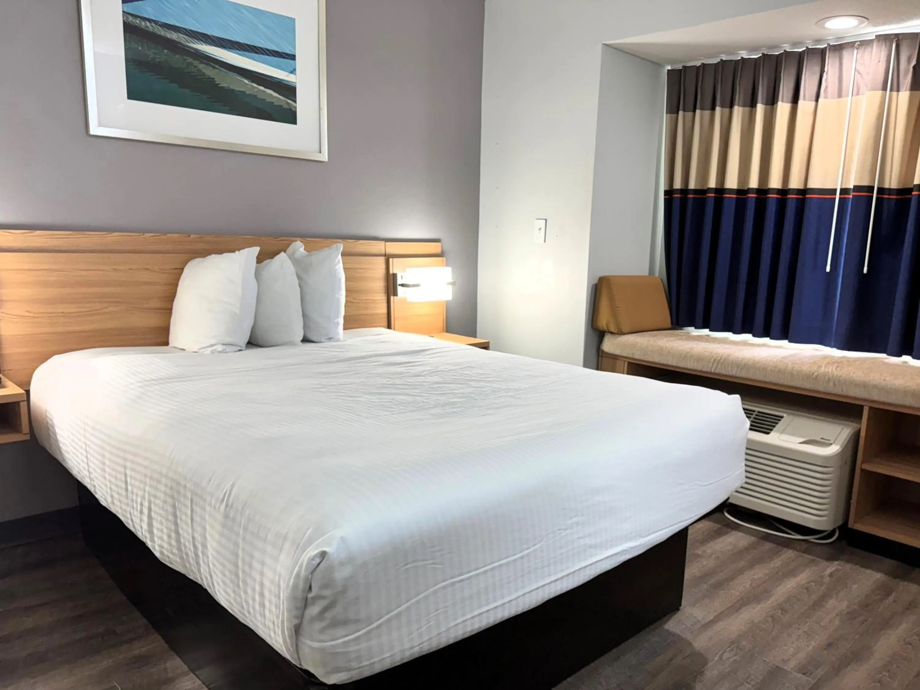 Bed in Microtel Inn & Suites by Wyndham Tuscaloosa East