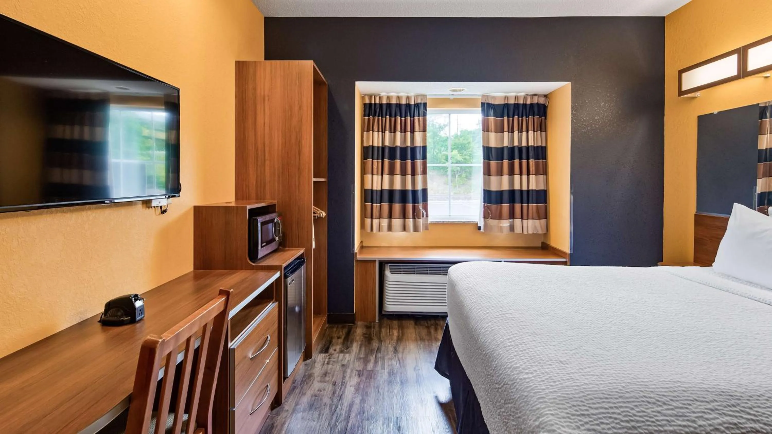 Bedroom, Bed in SureStay Plus Hotel by Best Western Keyser