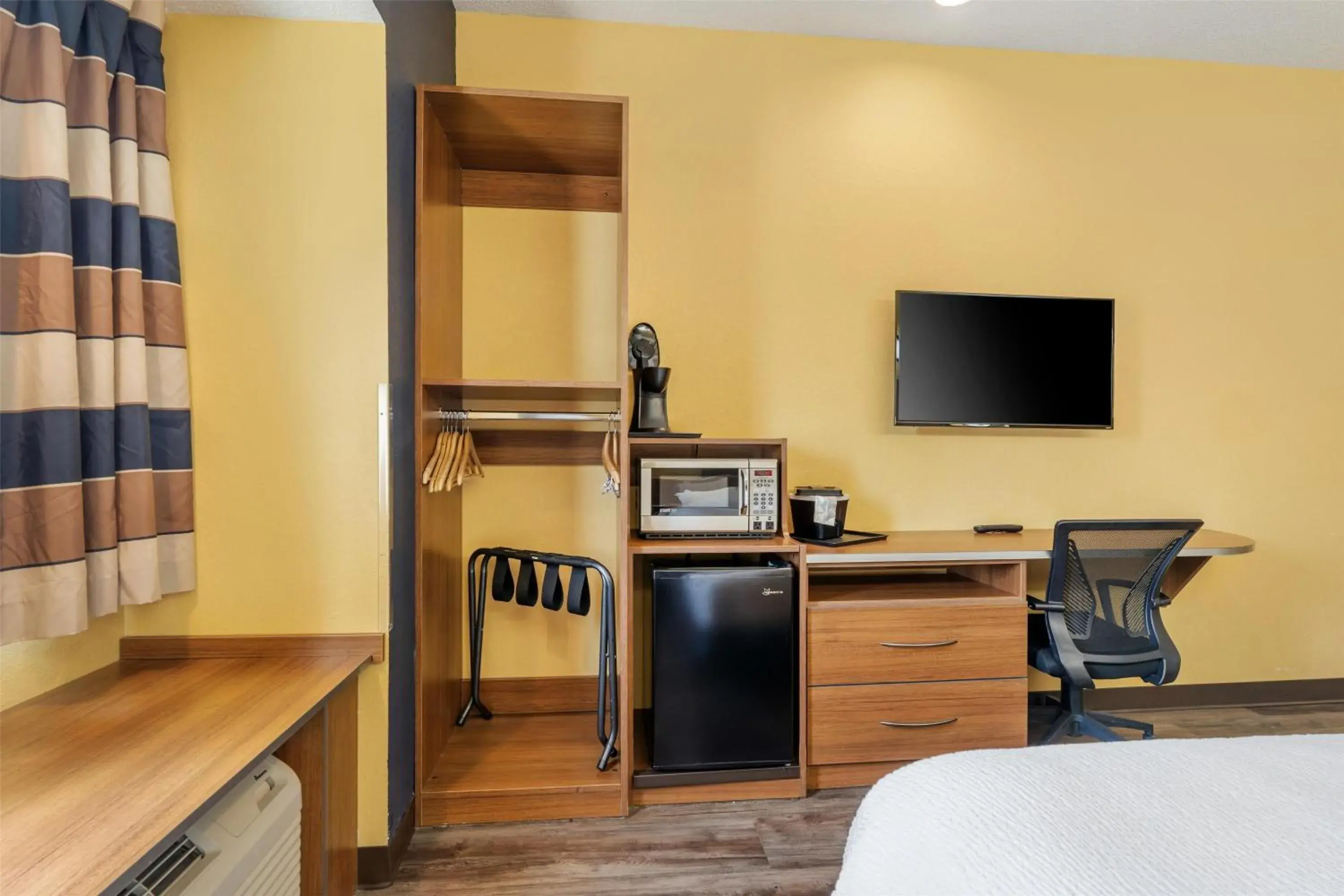 Queen Room with Two Queen Beds and Bath Tub - Disability Access in SureStay Plus Hotel by Best Western Keyser Queen Room with Two Queen Beds and Bath Tub - Disability Access in SureStay Plus Hotel by Best Western Keyser
