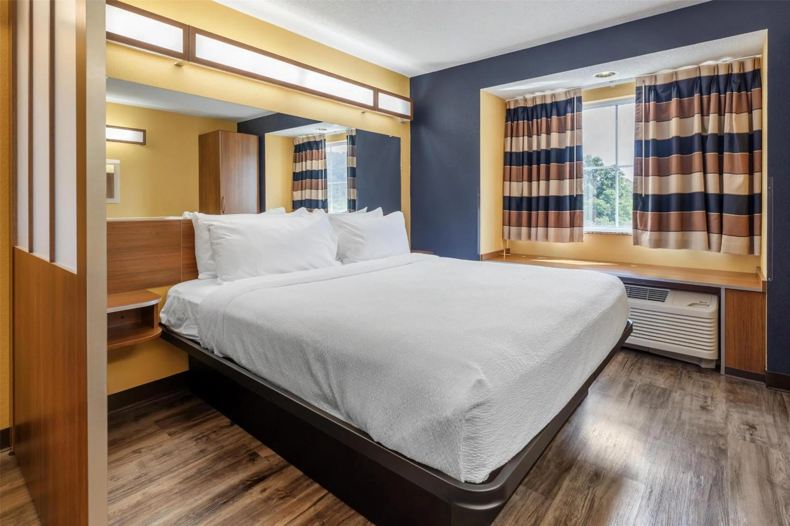 Bedroom, Bed in SureStay Plus Hotel by Best Western Keyser