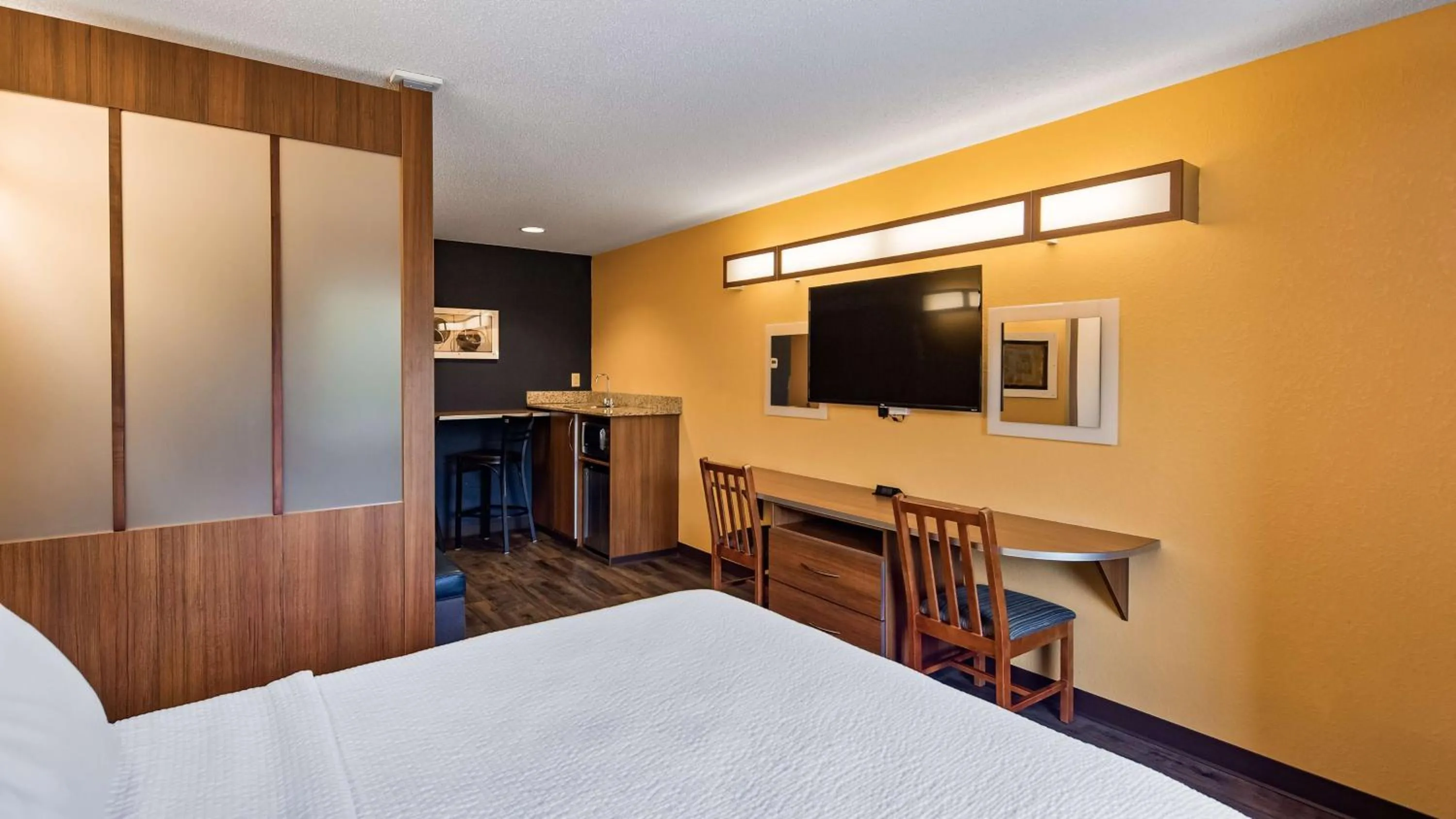 Bedroom, Bed in SureStay Plus Hotel by Best Western Keyser