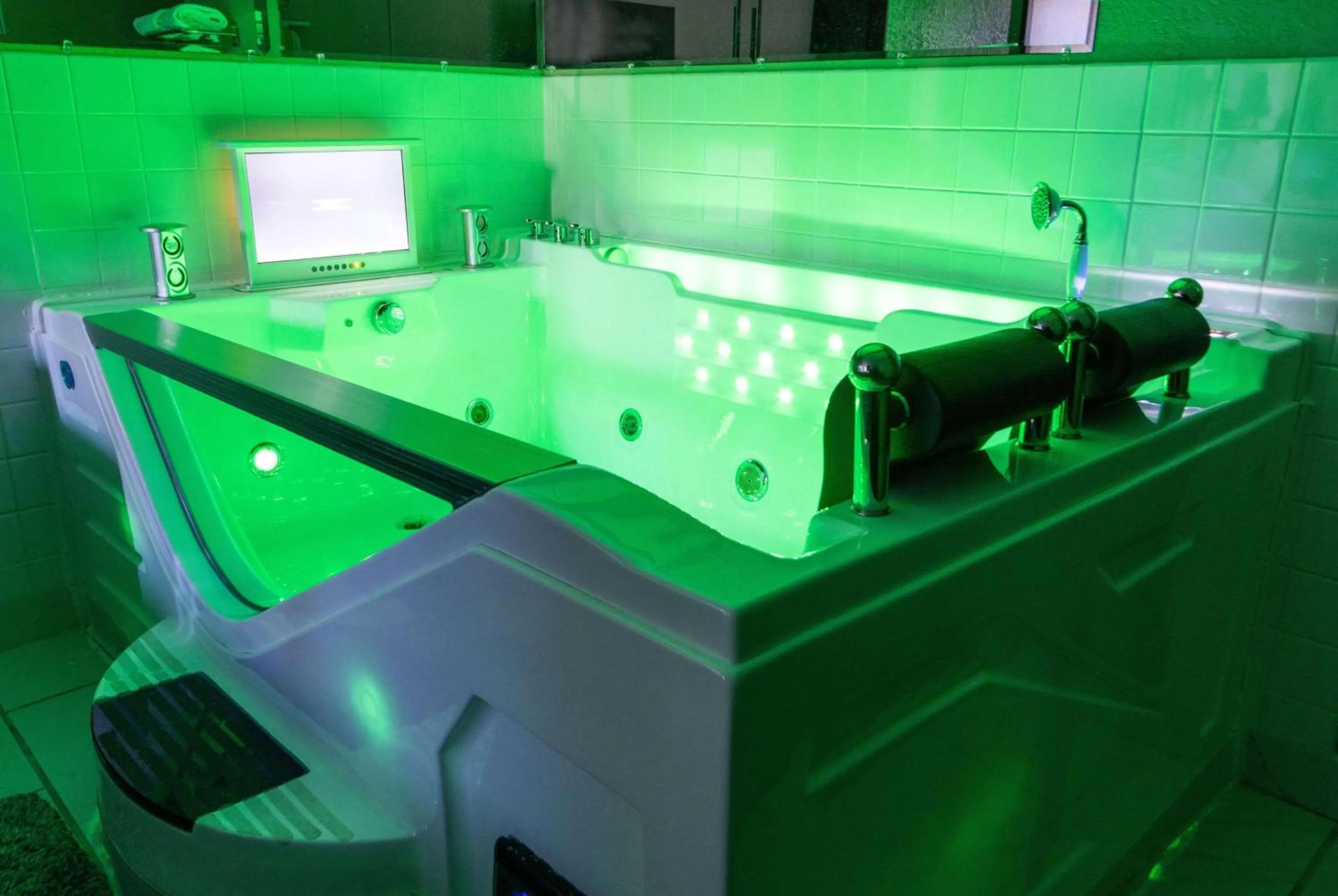 Photo of the whole room in Super 8 by Wyndham Uniontown PA