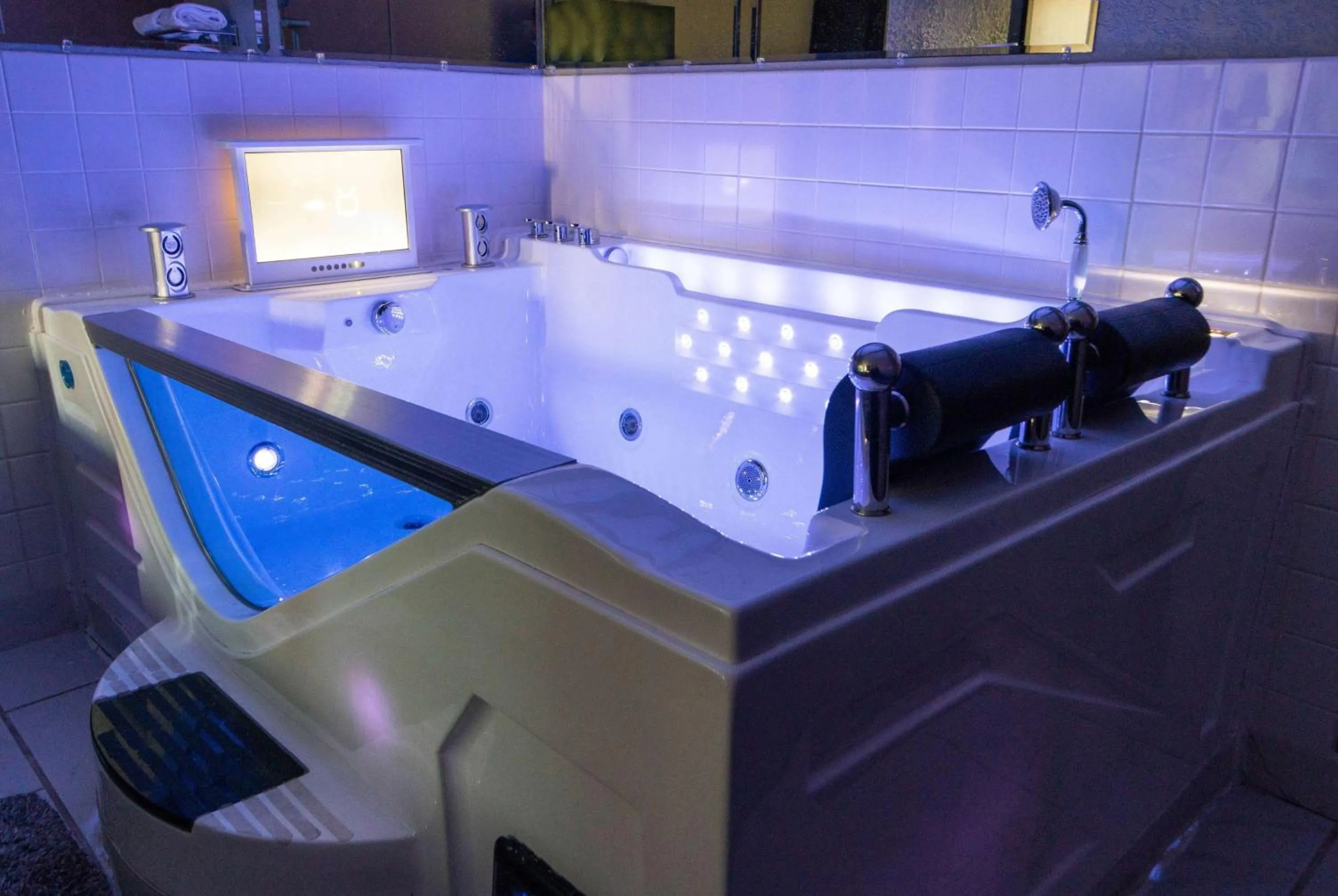 Photo of the whole room in Super 8 by Wyndham Uniontown PA