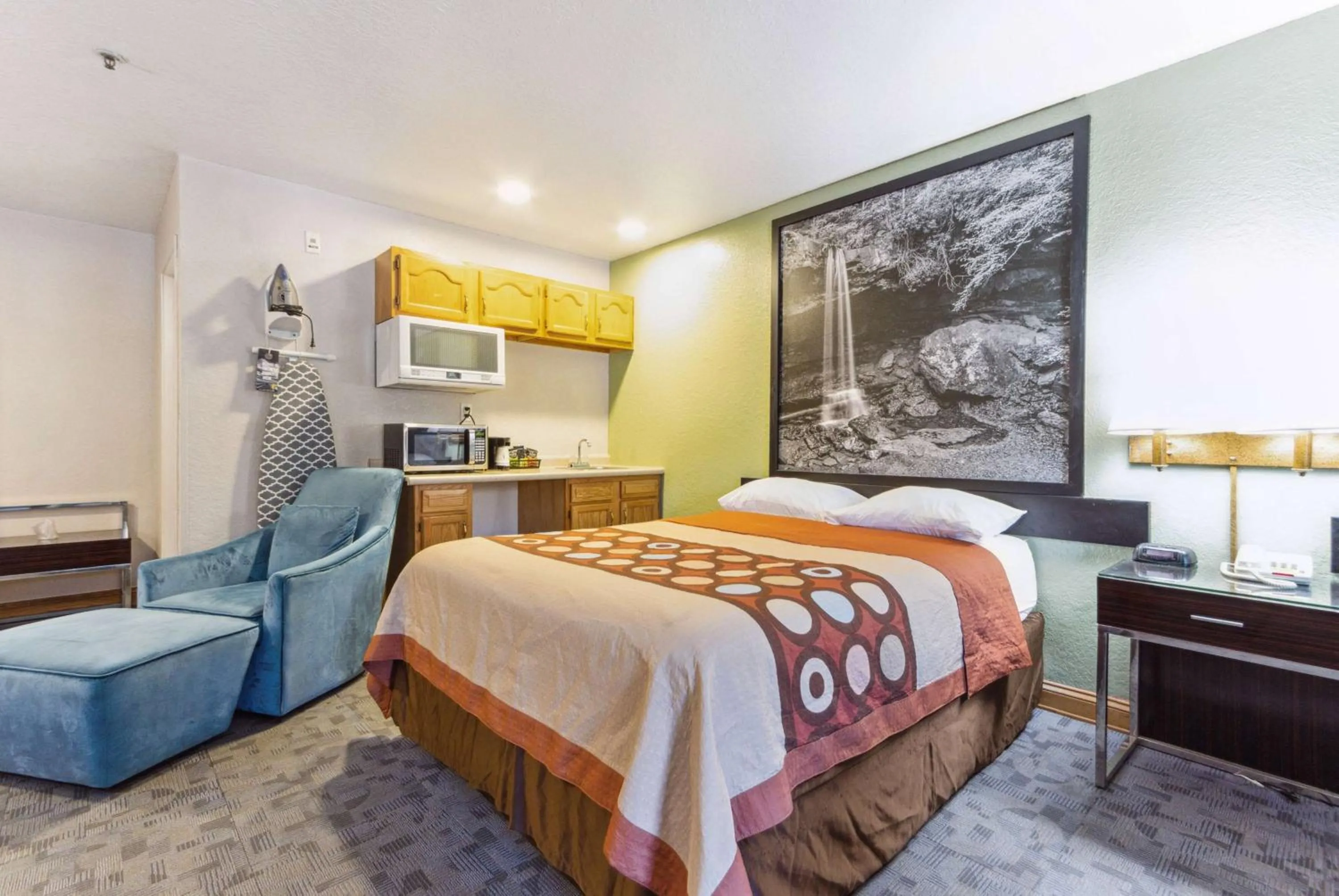 Photo of the whole room, Bed in Super 8 by Wyndham Uniontown PA